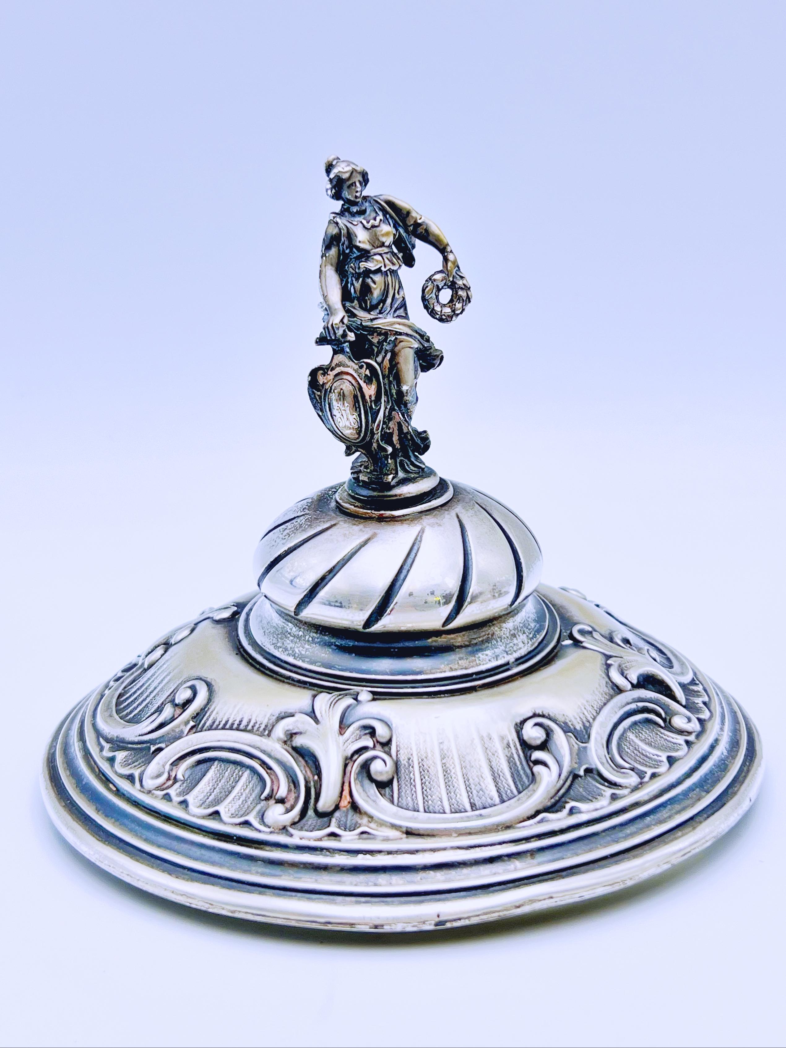 Argento Calice figurato storico in argento con coperchio del 1885 in vendita