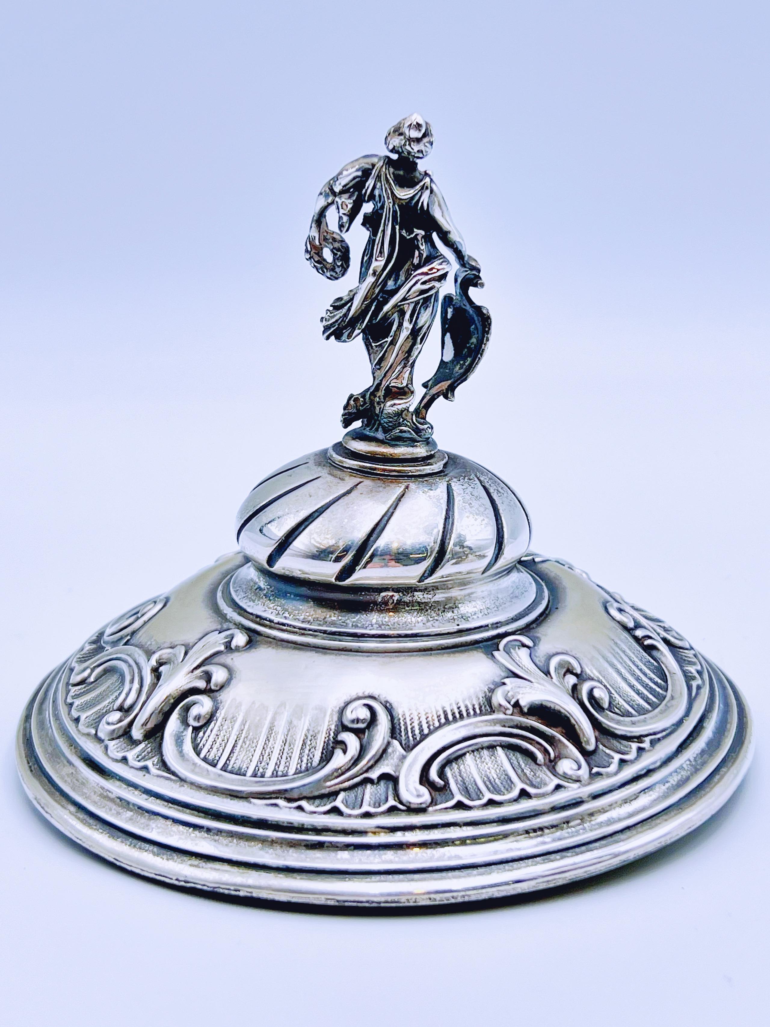 Calice figurato storico in argento con coperchio del 1885 in vendita 1