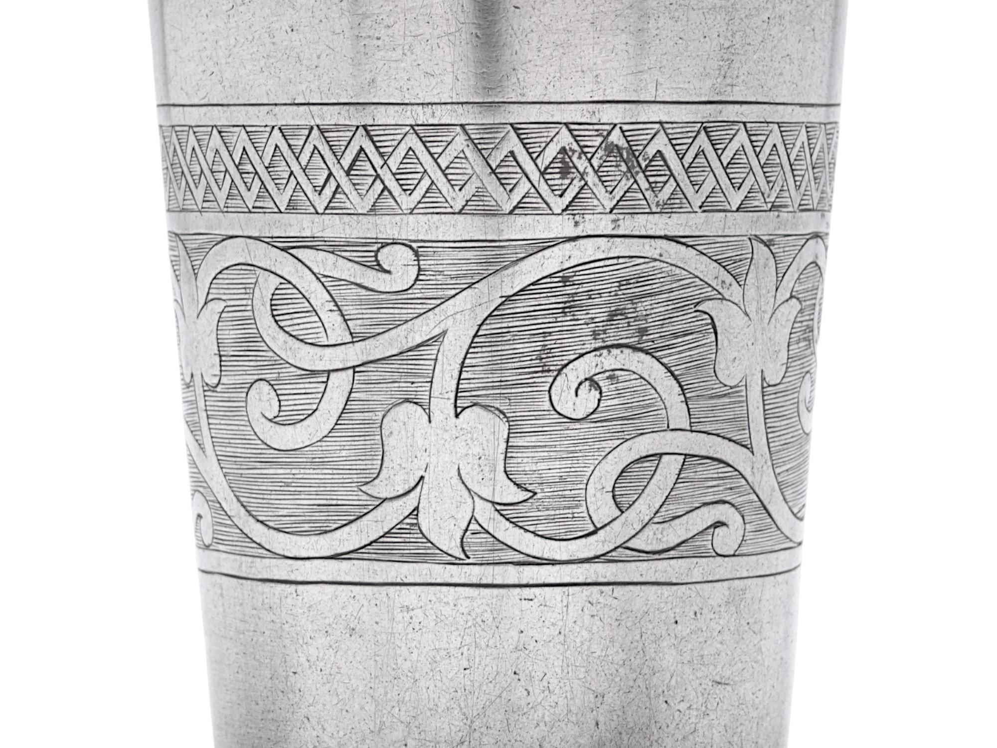 Una coppa Kiddush in argento ben incisa realizzata in Polonia nel XIX secolo.

Classica tazza da kiddush polacca che si trovava comunemente in molte case alla fine del XIX secolo.

Il corpo principale della coppa kiddush è ornato da un'ampia fascia