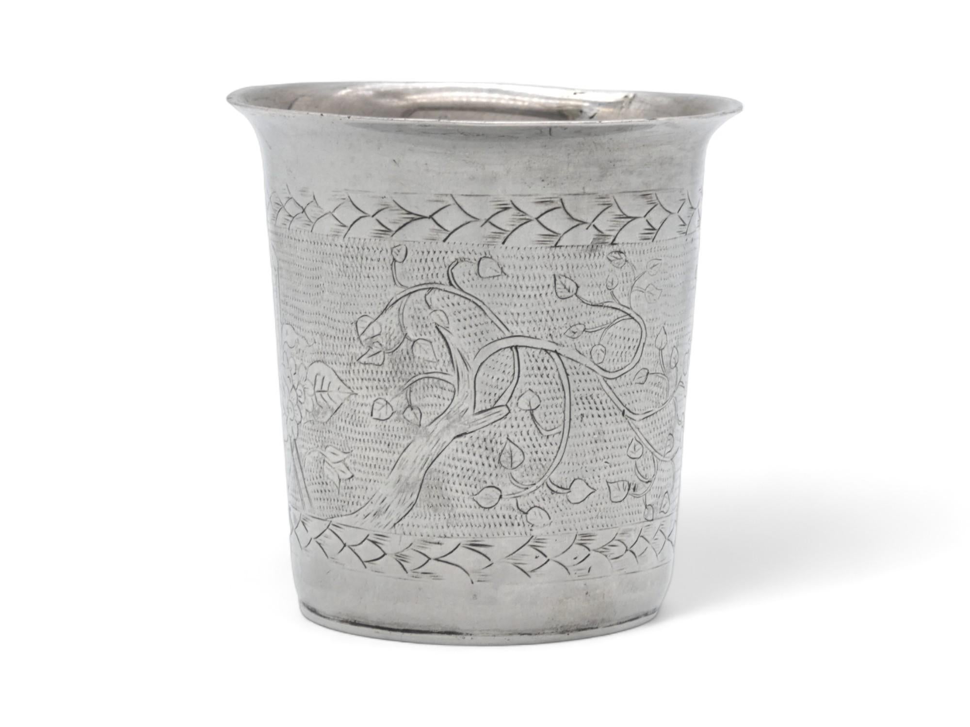 Un'elegante tazza da kiddush in argento, realizzata in Polonia a metà del XIX secolo.

Il bicchiere da Kiddush si trova su una base piatta e il suo corpo principale ha una forma cilindrica con un labbro svasato.

Intorno al corpo principale sono