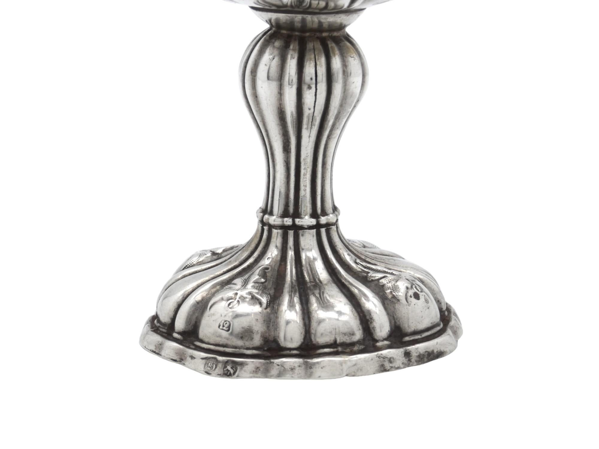 Una copa de Kiddush de plata, Austria Circa 1860 Repujado en venta