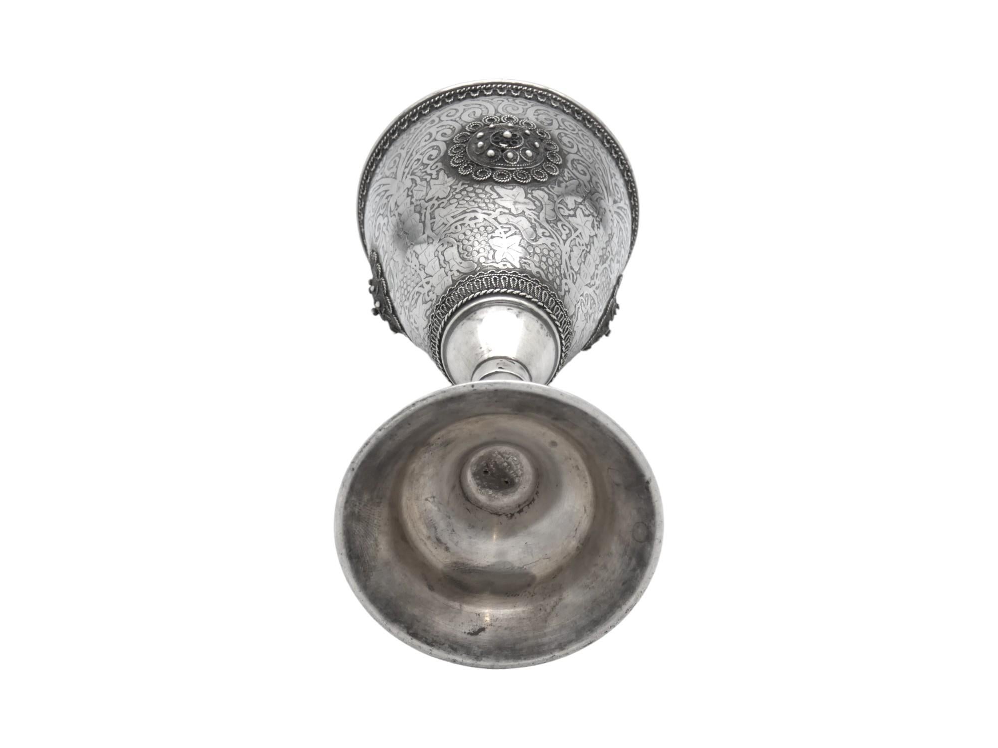 Un calice Kiddush in argento inciso all'acido di Avishai, realizzato in Israel intorno al 1950, è un pezzo importante di Judaica dal valore artistico e culturale. 

Avishai è un noto argentiere israeliano le cui opere sono caratterizzate da una