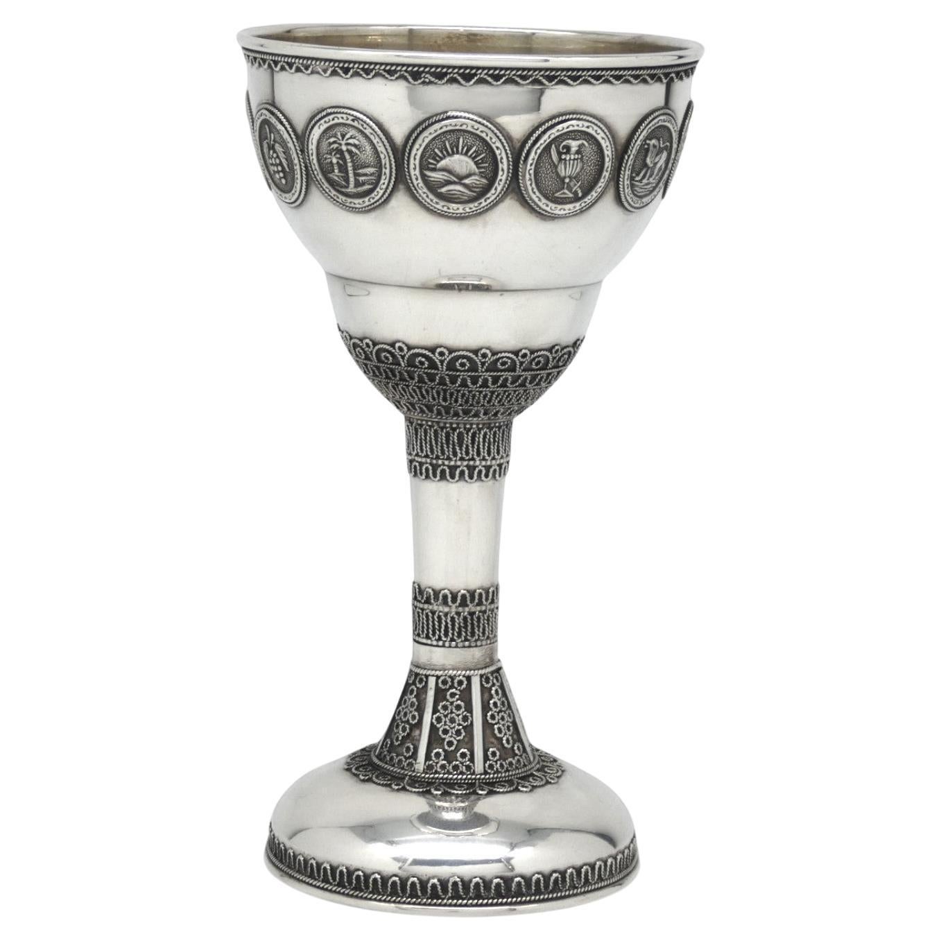 Un calice Kiddush in argento con disegno a filigrana di Avishai realizzato in Israel a metà del XX secolo.

Il calice poggia su una base circolare a cupola delimitata da motivi di filigrana a scorrimento.

Le sezioni superiore e inferiore dello