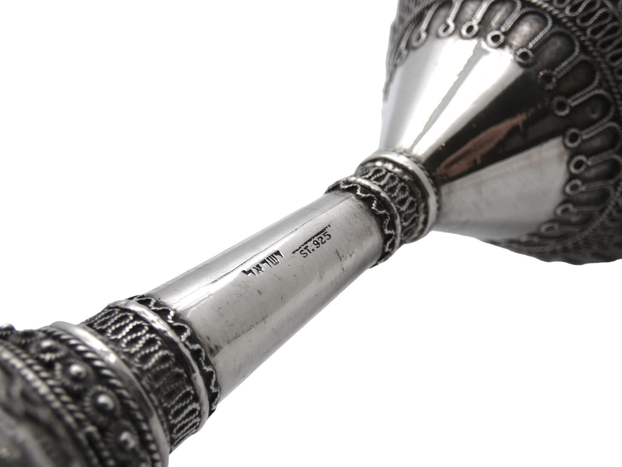 Un impressionante calice Kiddush in argento con filigrana applicata realizzato da Bezalel in Israel, circa 1950.

Un altro magnifico pezzo di artigianato Bezalel al suo meglio. Lo stile e il design particolare di Bezalel non sono presenti su nessun