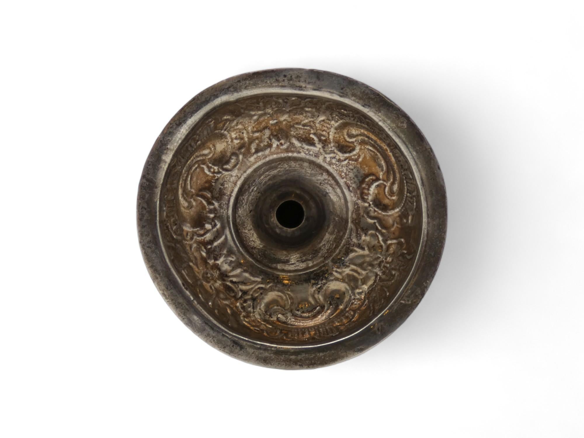 Un grazioso calice Kiddush in argento realizzato in Germania nel XIX secolo

Calici Kiddush come questi erano piuttosto comuni in molte famiglie tedesche durante il XIX secolo.

Il calice Kiddush poggia su una base a cupola con un bordo piatto con
