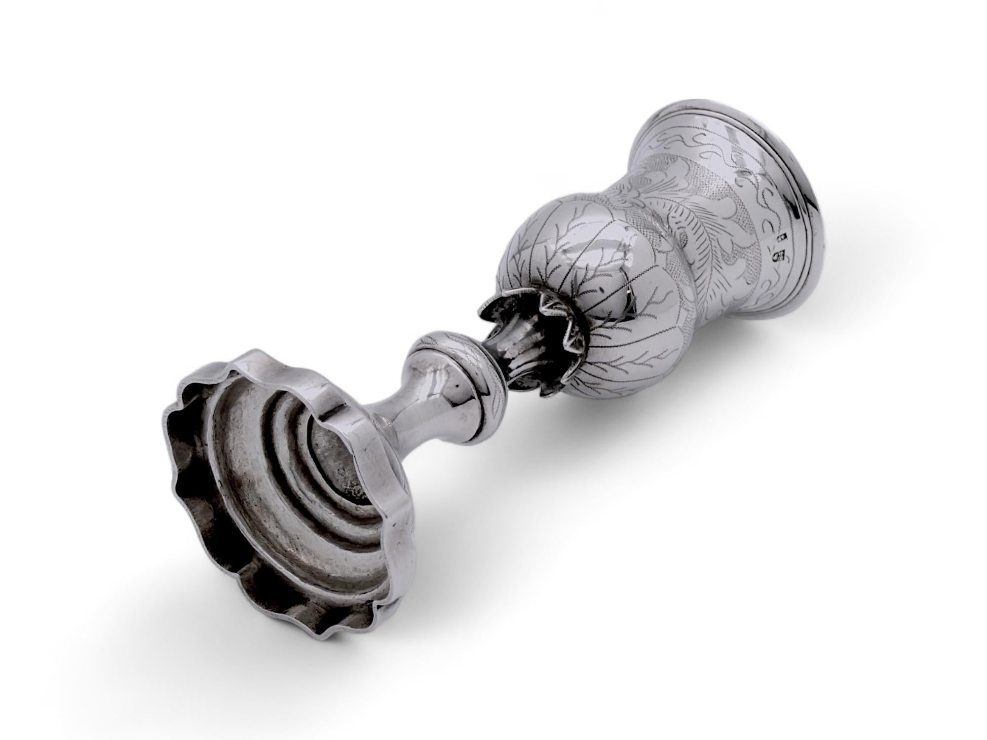 Distinguido cáliz de Kiddush de plata fabricado en Vilna (Lituania) en 1896.

La copa descansa sobre una base de bordes florales y está montada por una cúpula escalonada con volutas foliadas.

El vástago de doble bobina está decorado con volutas