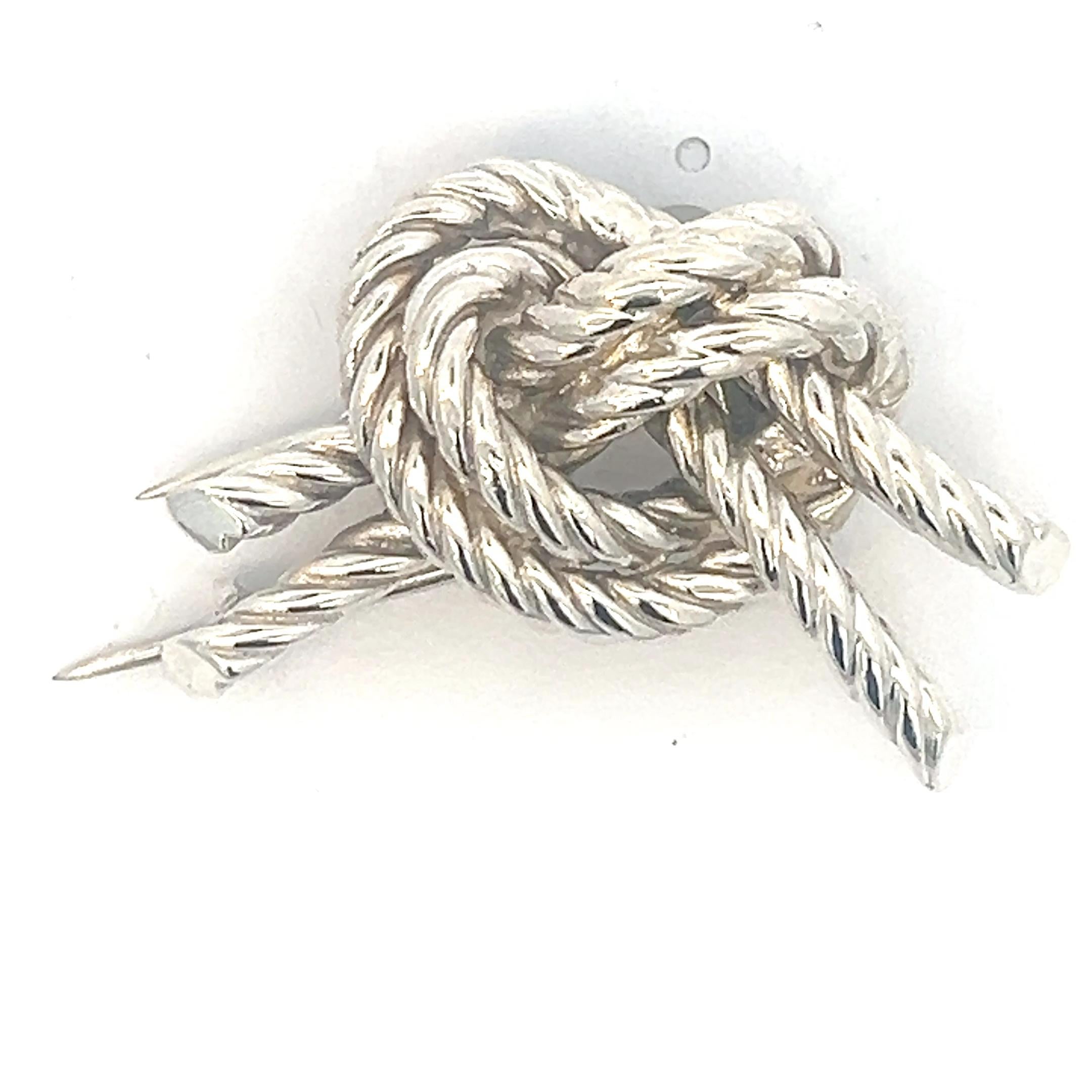 A silver knot brooch by Hermès.

Origin: France.
Age: circa 1970.
Measurements: circa 3.7 by 3.7 cm.
Weight: circa 20 grams.
Hallmarks: Marked with the French hallmark for 800 silver.
Signed: Hermès Paris.

Professionally cleaned and checked by our