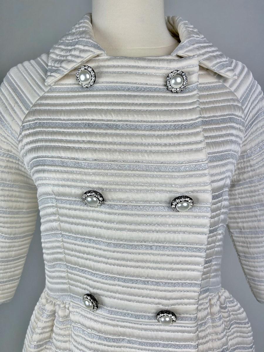 A silver lamé satin coat with jewelled buttons - France Circa 1960 In Good Condition For Sale In Toulon, FR