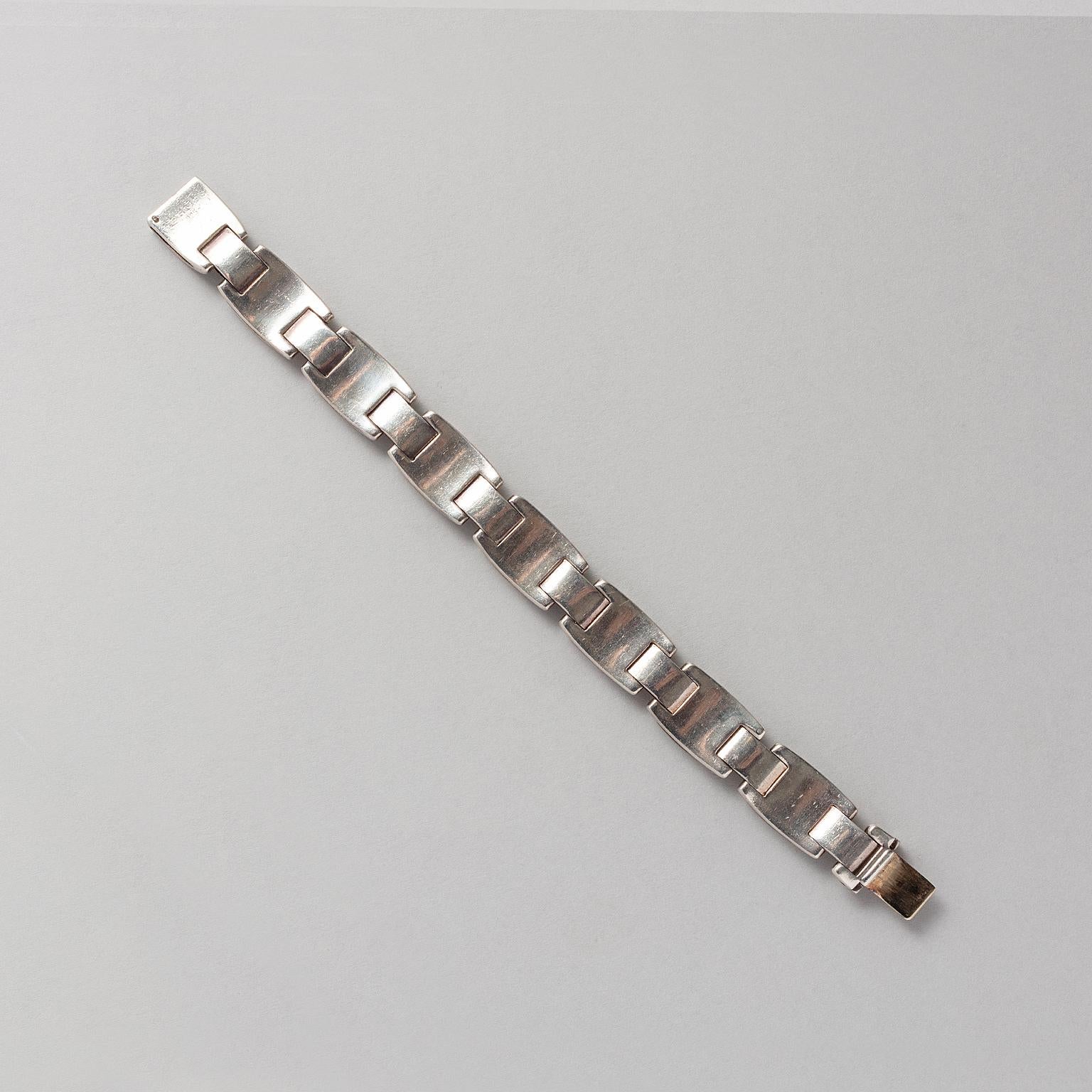 Un bracelet en argent, signé Hermès, modèle Luna Park. France.
Poids : 67,9 g
longueur : 18 cm