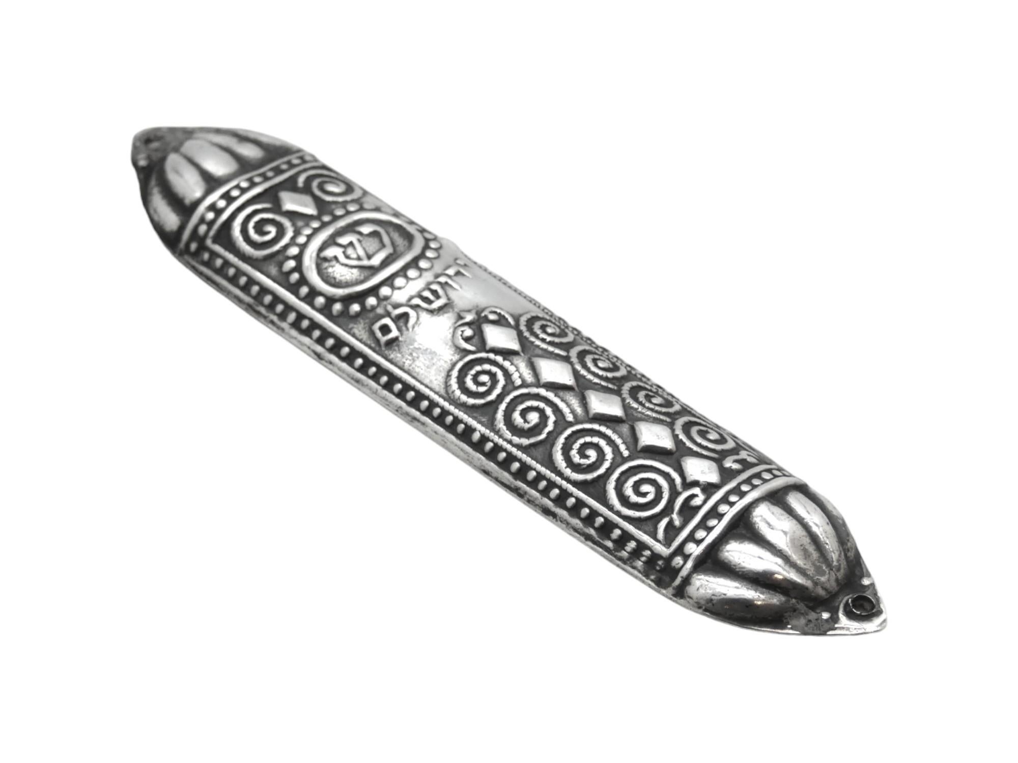 Israeliano Una custodia per Mezuzah in argento di Bezalel, Gerusalemme, circa 1920 in vendita