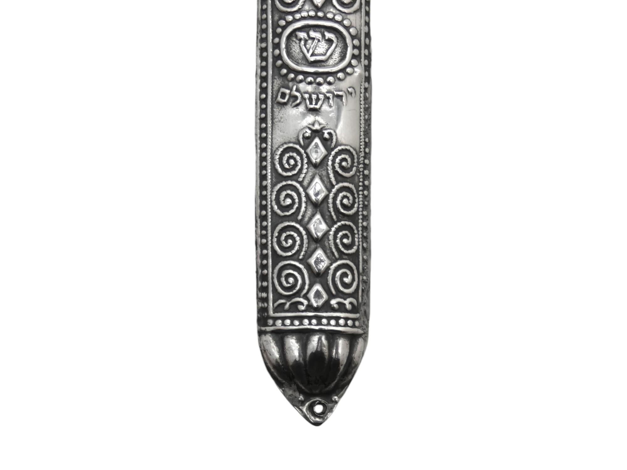 Una custodia per Mezuzah in argento di Bezalel, Gerusalemme, circa 1920 In condizioni buone in vendita a New York, NY