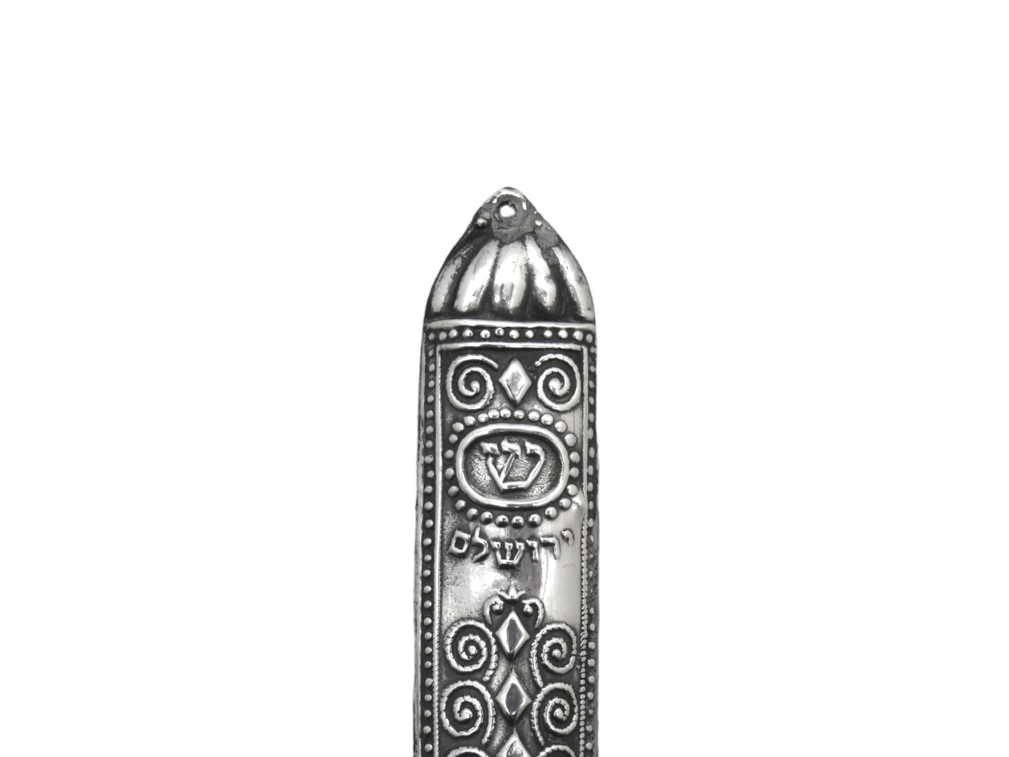 Inizio XX secolo Una custodia per Mezuzah in argento di Bezalel, Gerusalemme, circa 1920 in vendita