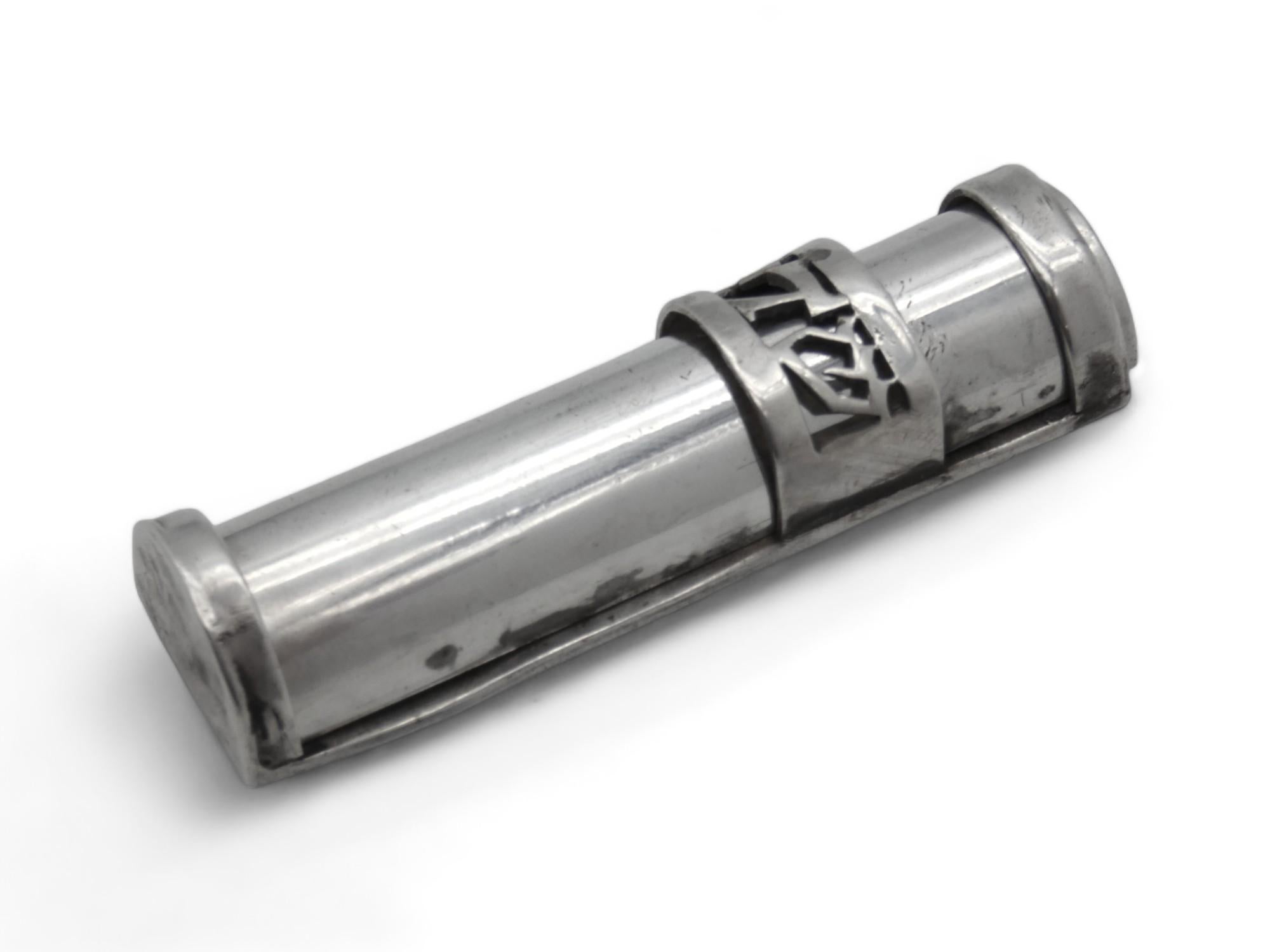 Ein Mezuzah-Etui aus Silber, hergestellt von Cena'an, in der Stadt Safed in Palästina, 1930.

Ein sehr seltenes silbernes Mezuzah-Gehäuse, das Anfang des 20. Jahrhunderts von Cena'an in der Stadt Safed hergestellt wurde.

Sie sind in einer modernen,