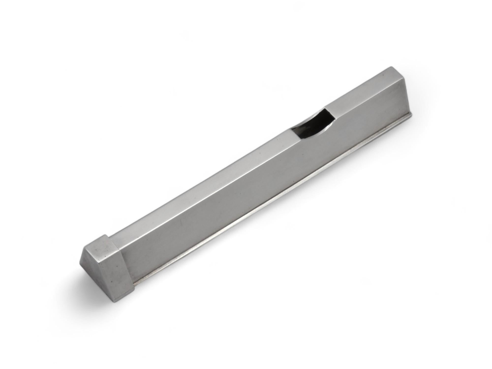 Una rarissima custodia per Mezuzah in argento di David David Gumbel realizzata a Gerusalemme nel 1950 circa.

Questo raro astuccio per Mezuzah è un classico esempio delle opere progettate da Gumbel, che trasforma pezzi di Judaica di forma geometrica