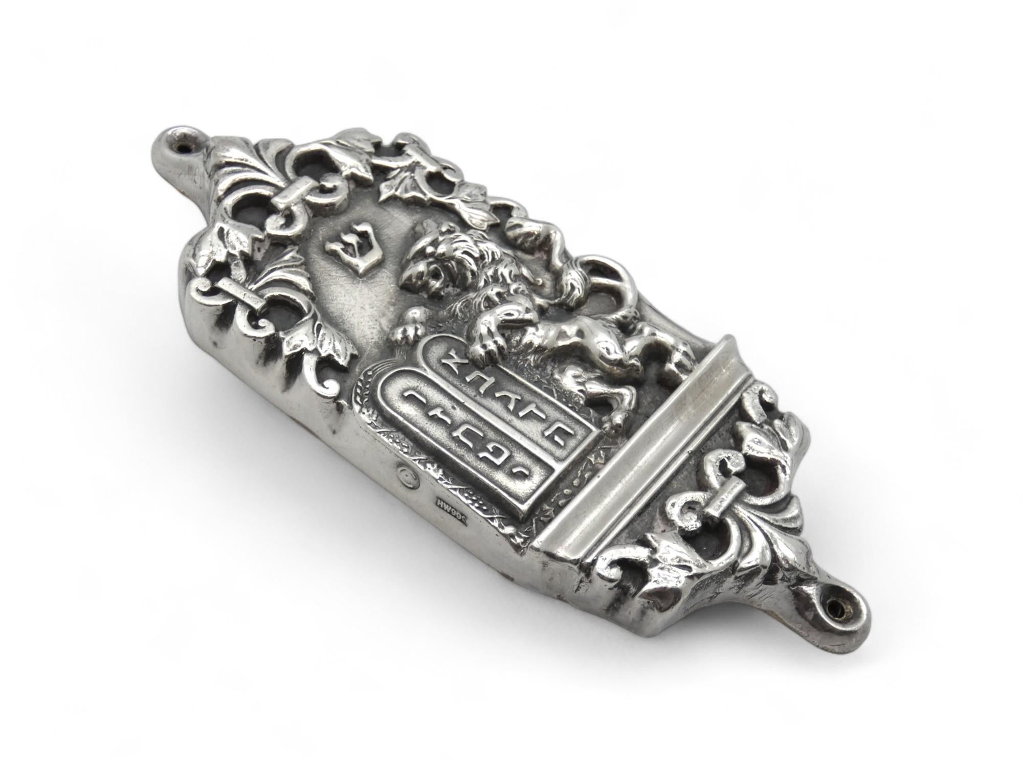 Eine atemberaubende Mezuzah-Etui aus Silber von Henryk Winograd in New York, 1984.

Henryk Winograd (1916-2008) war ein Meister der Silberschmiedekunst und schuf wunderschöne Mezuzah-Gehäuse. Er wanderte 1972 aus seinem Heimatland Polen in die