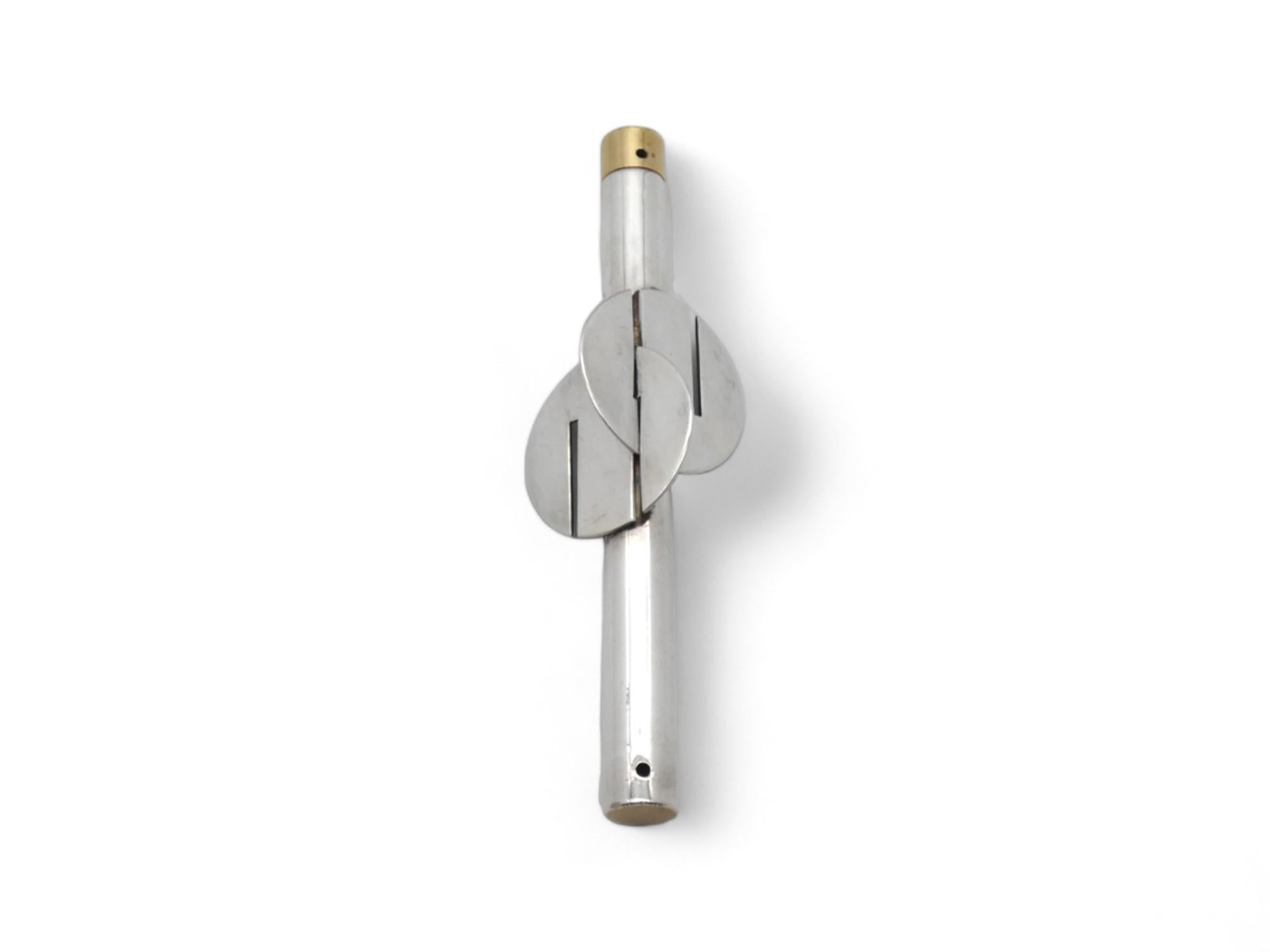 Eine Artistic Silber Mezuzah Fall von Rafi Landau in Israel im späten 20. Jahrhundert gemacht.

Rafi Landau, Künstler, Juwelier und Silberschmied, ist auf jüdische Zeremonialkunst spezialisiert und erweckt das jüdische Erbe zum Leben.
Er studierte