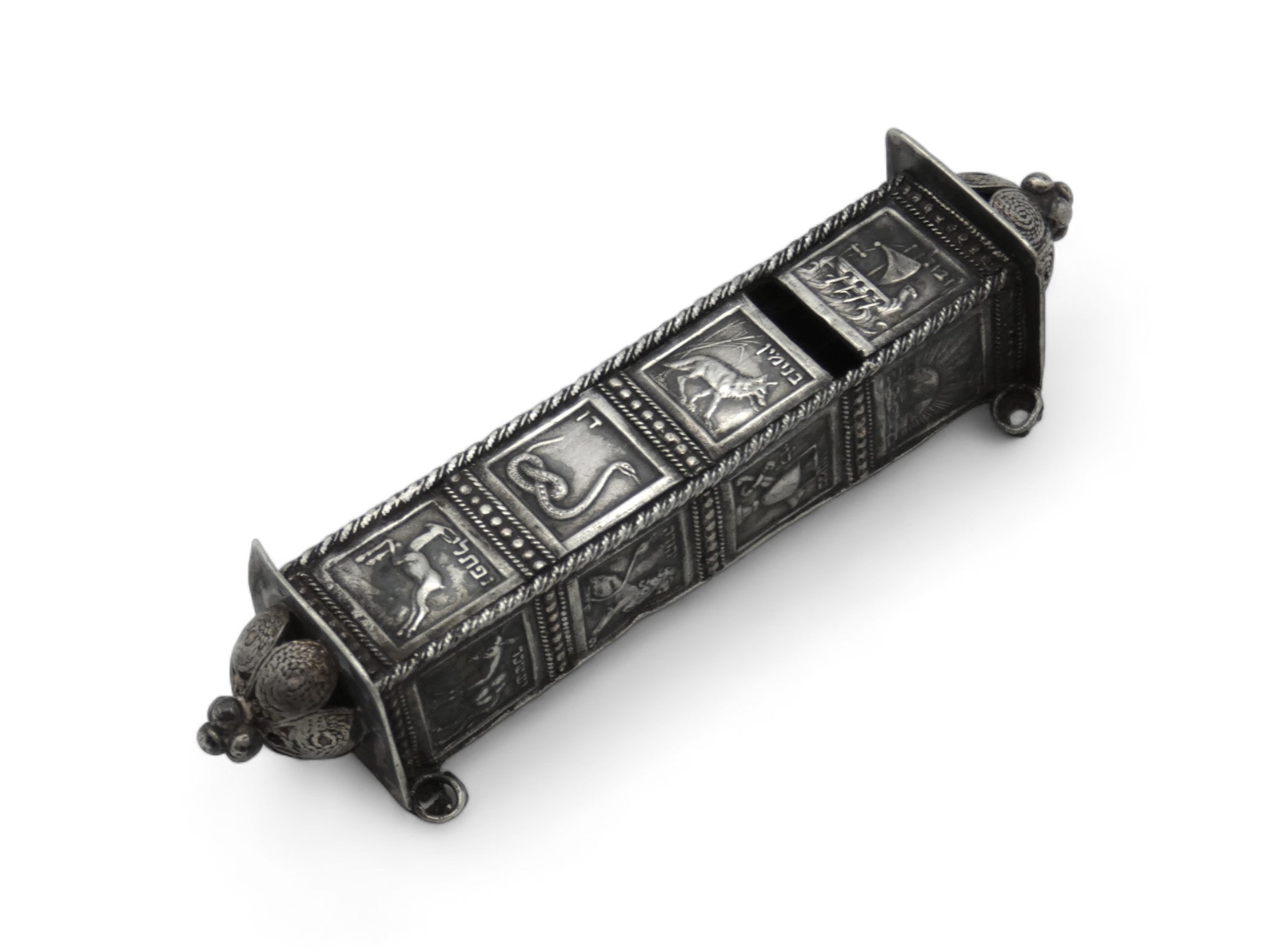 Precioso estuche de plata para mezuzá fabricado por Stanetzky en Israel, hacia 1950.

A mediados del siglo XIX, muchas empresas fabricaban piezas de plata durante el movimiento moderno, y Bezalel estaba a la vanguardia de la producción de muchos