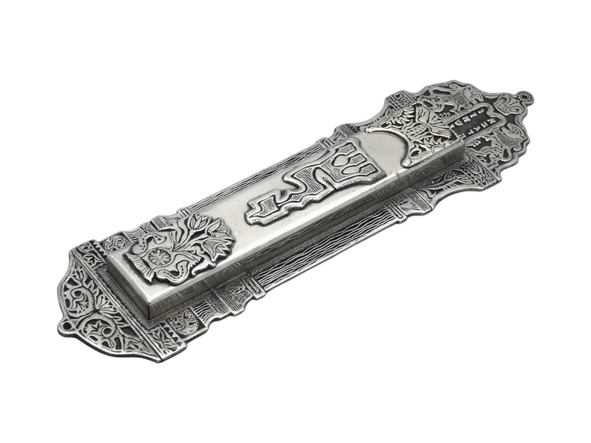 Una custodia per Mezuzah in argento proveniente da Israel nella seconda metà del XX secolo è una testimonianza della rinascita dell'artigianato e dell'espressione artistica ebraica in questo periodo. 

Israel, fondata nel 1948, è diventata un punto