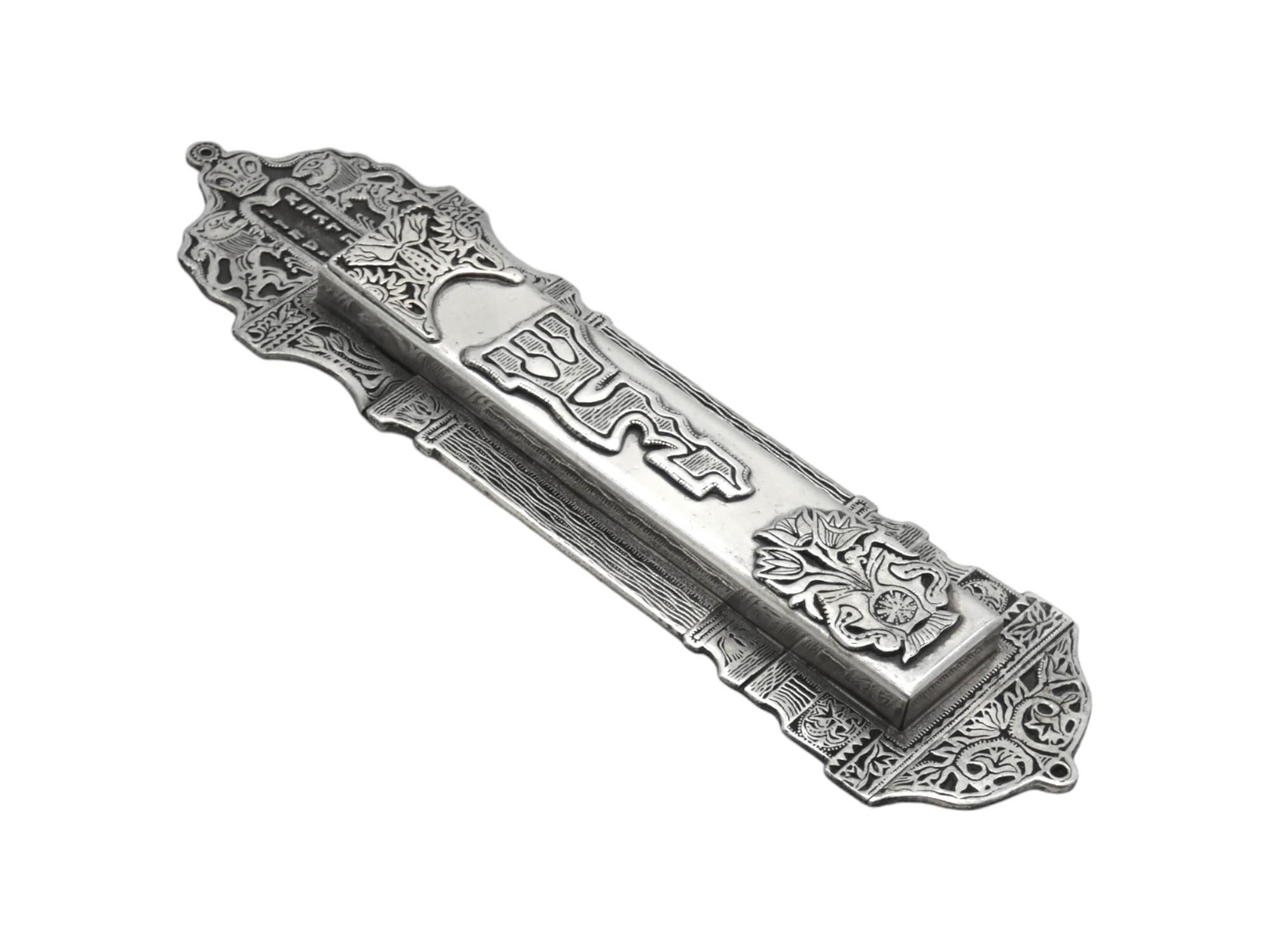 Israeliano Una custodia per Mezuzah in argento Israel Seconda metà del XX secolo in vendita