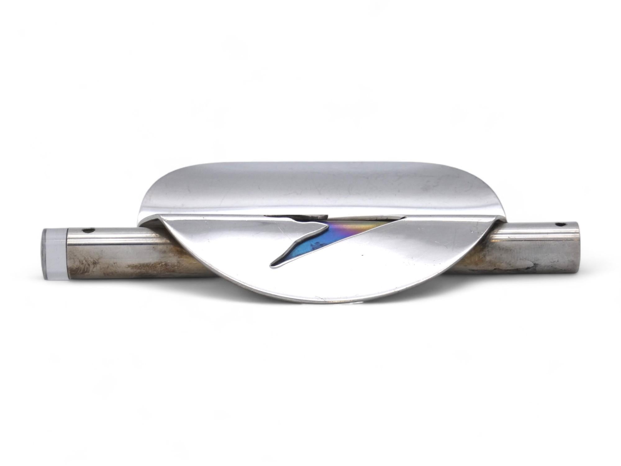 Ein moderner silberner Mezuzah-Halter von Arie Ofir, hergestellt in Israel CIRCA 2000.

Der Mezuzah-Halter wird in einem modernen Stil von dem jüdischen Künstler Arie Ofir in Israel zu Beginn des 21.

Professor Arie Ofir wurde 1939 in Israel
