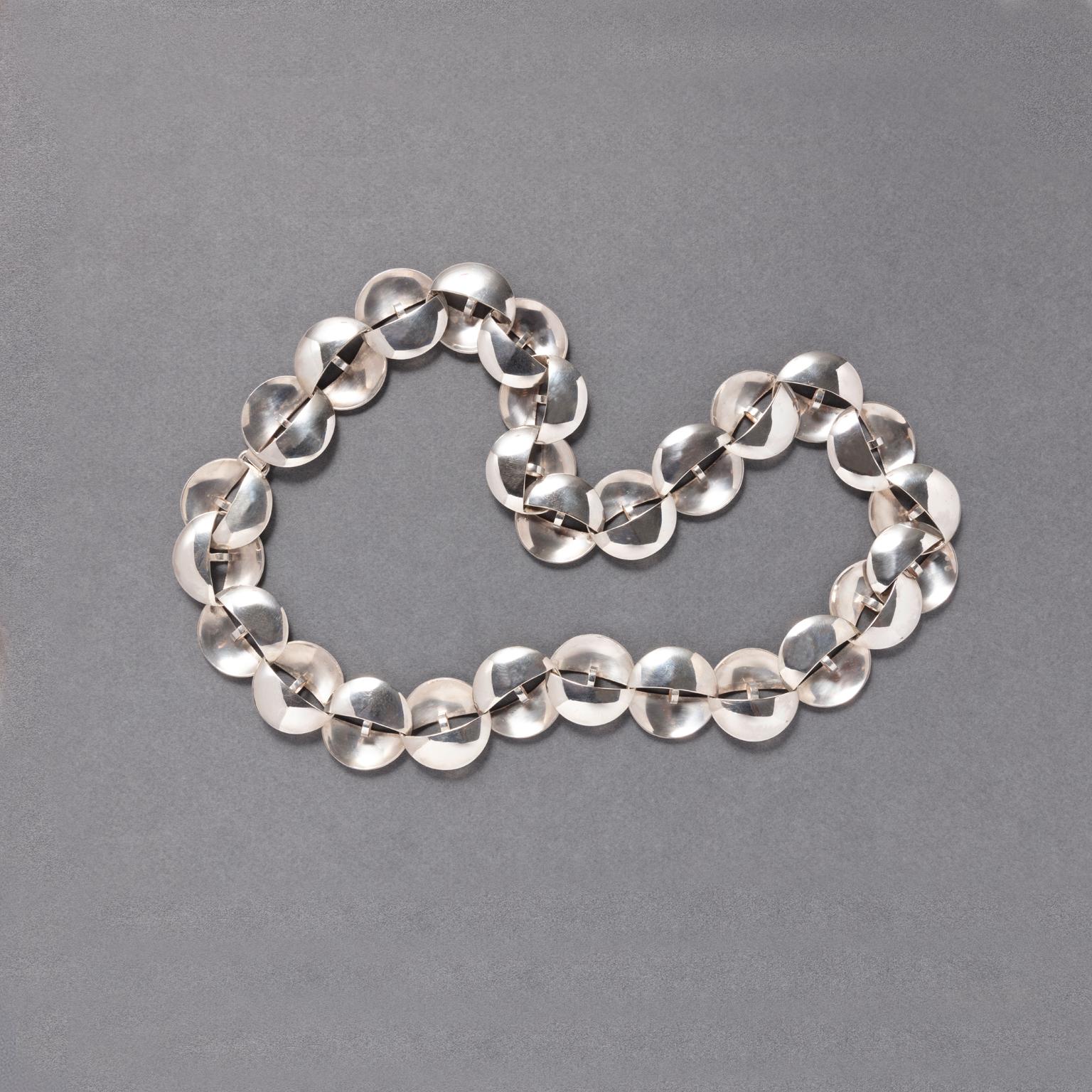 A silver necklace consisting of 27 links of semi-convex and semi-concave circles that are interlocked. maker's mark for Bernard Laméris, model: café Luguiere, 2006.

weight: 145 g
length: 70 cm
width: 3 cm