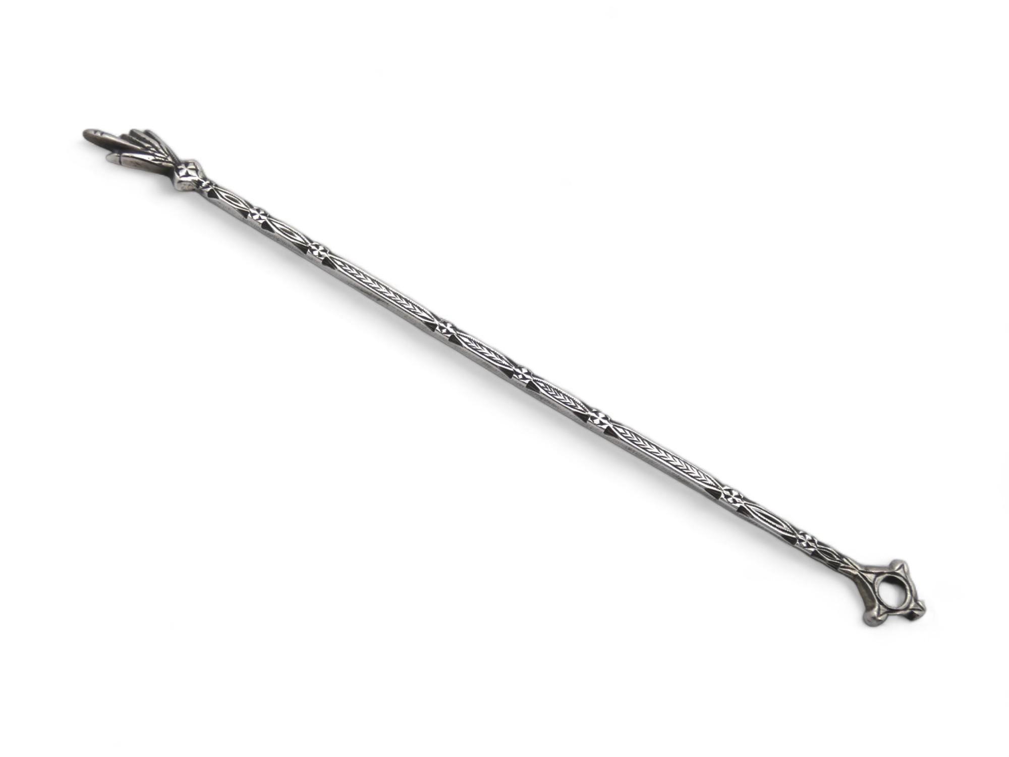 Un puntatore classico in argento della Torah nordafricana realizzato in  Marocco all'inizio del XX secolo.

Questo puntatore della Torah è realizzato nel modo classico della maggior parte dei puntatori della Torah progettati in quella regione.

Un