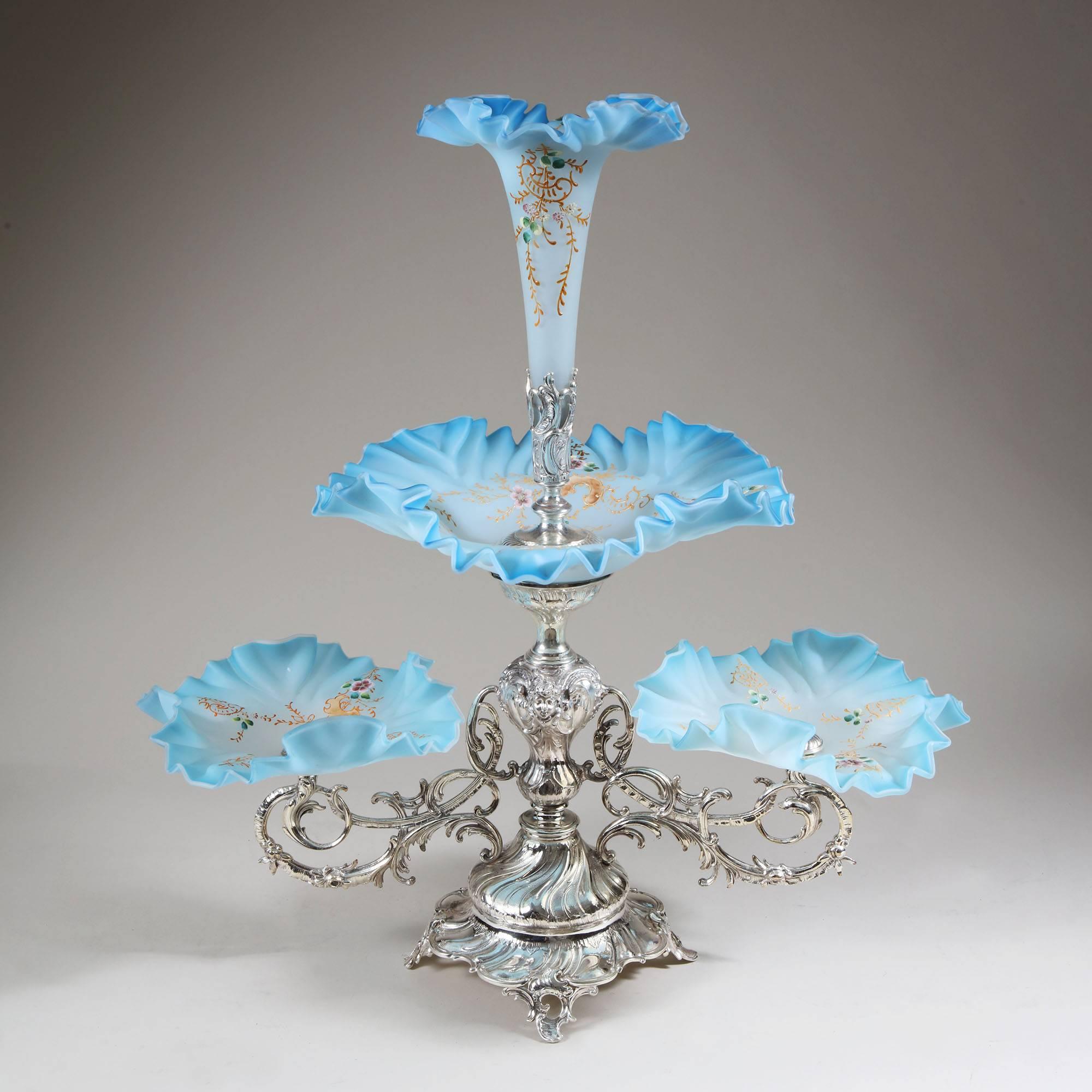 A silver plate and glass centrepiece
Rubbed stamp
France, circa 1900 

Measure: 60cm high, 
56 cm wide, 
33 cm deep.