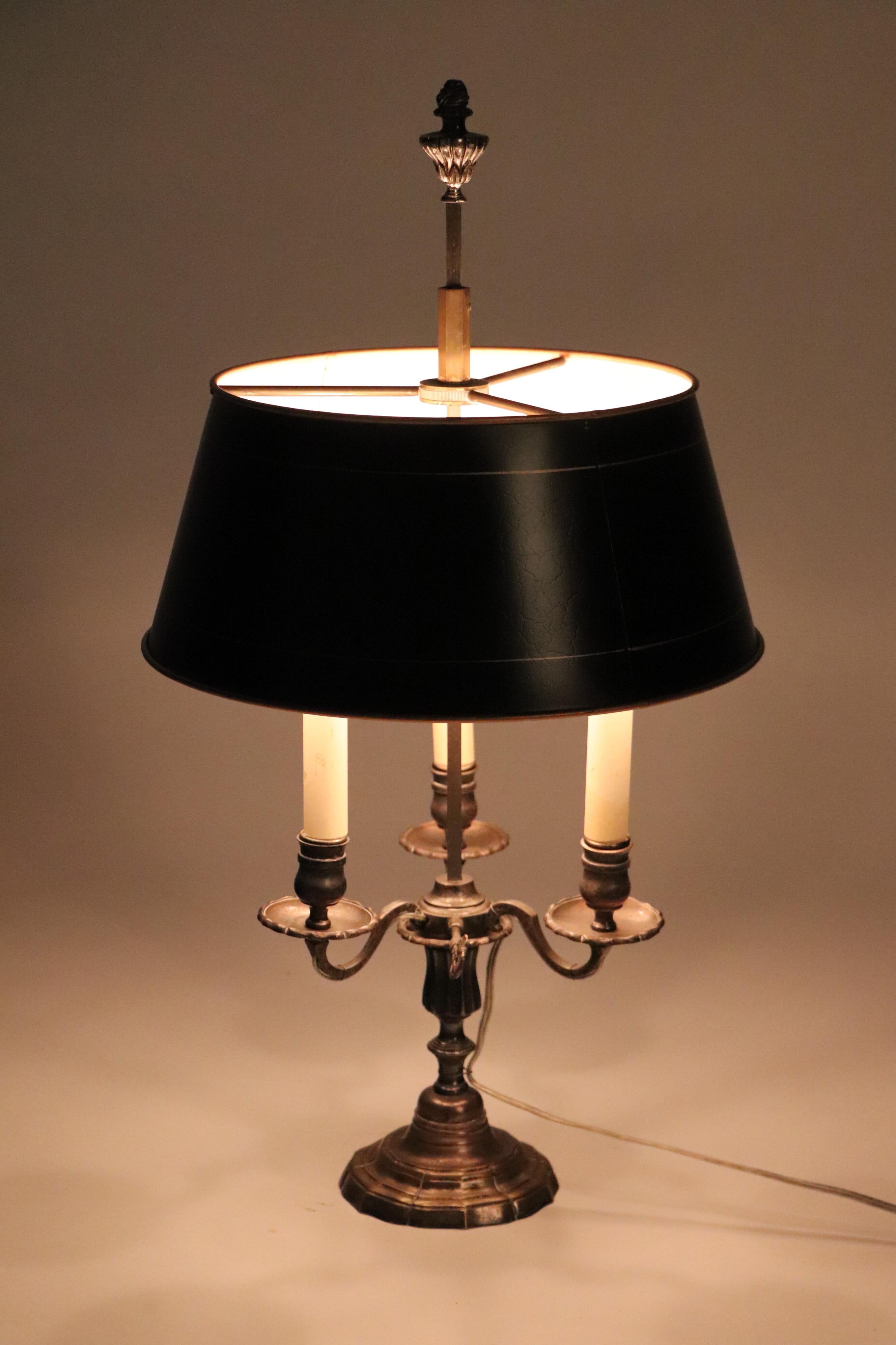 Versilberte Louis XVI-Lampe im Stil von drei Branches Bouillotte mit einem Tole-Schirm im Angebot 1