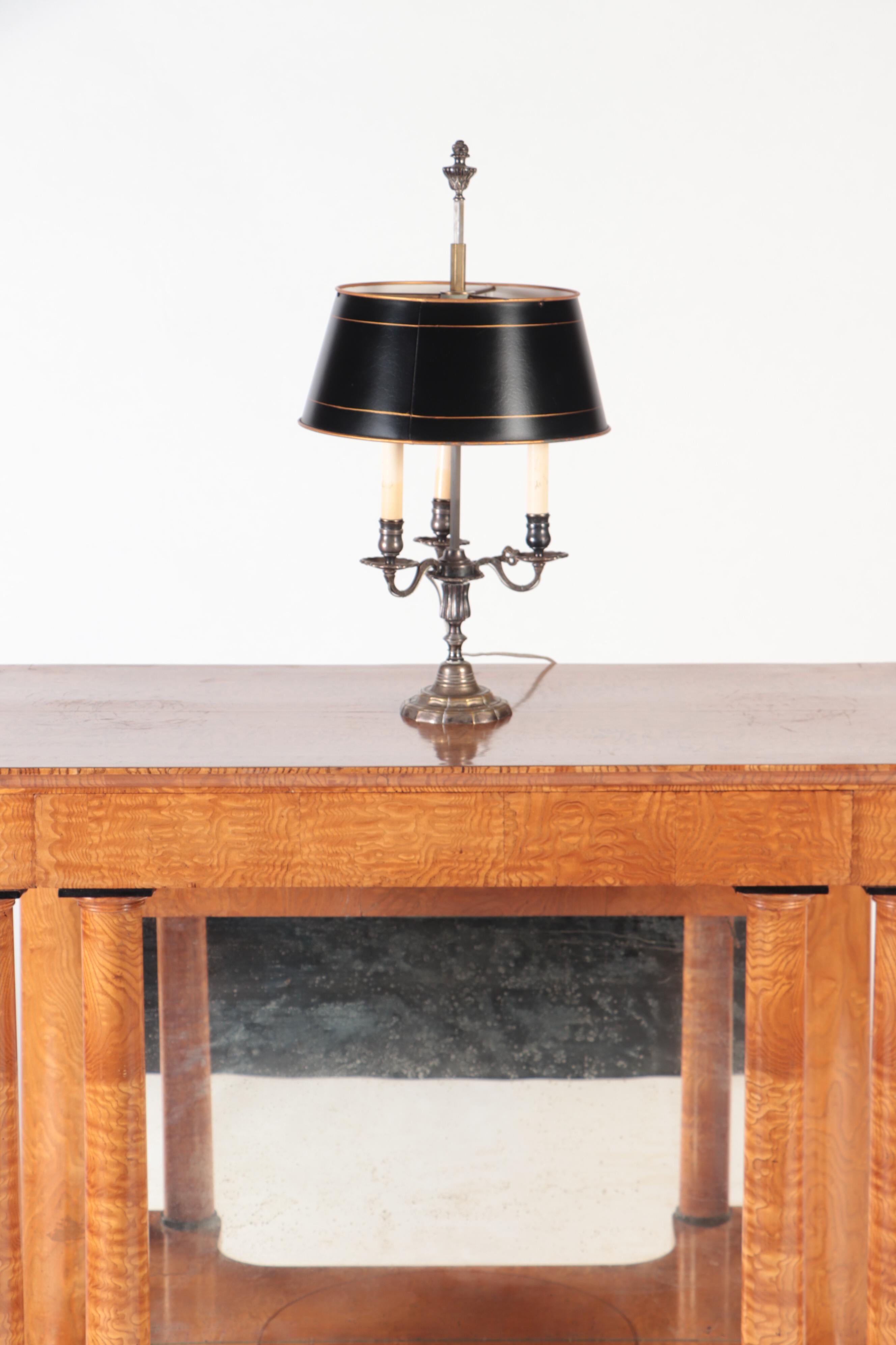 Versilberte Louis XVI-Lampe im Stil von drei Branches Bouillotte mit einem Tole-Schirm im Angebot 2
