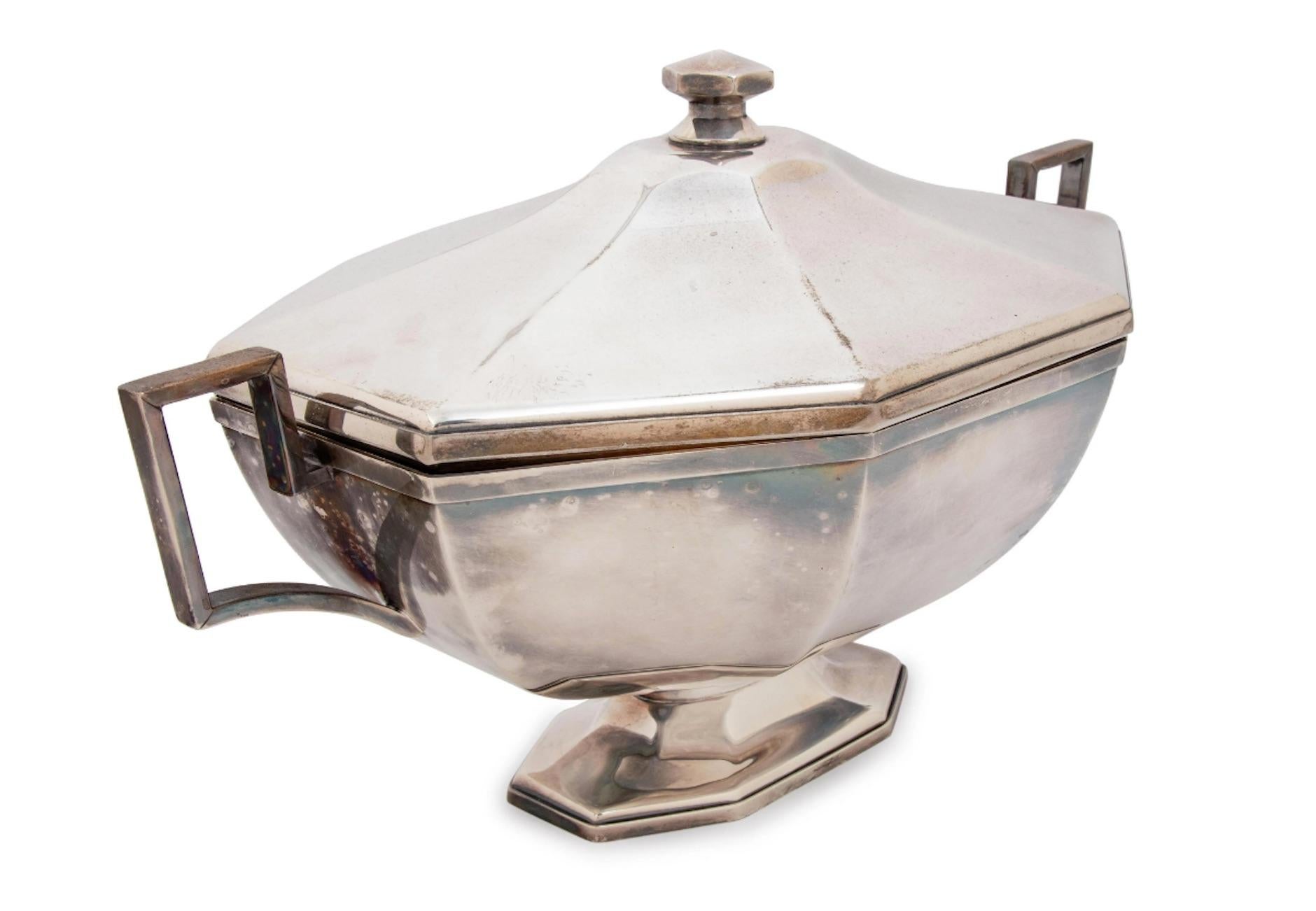 A silver plate tureen, great scale, form and simplicity. A deffinate statement piece.
Measures: Height 10 1/2 x width 19 x depth 10 inches.