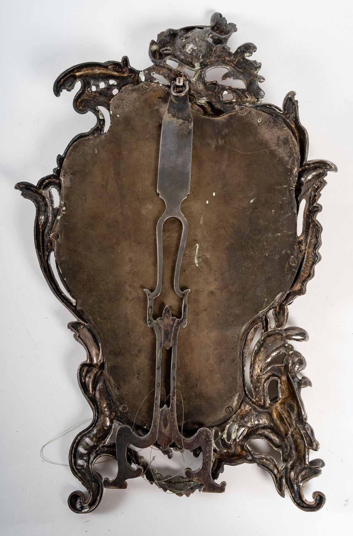 Miroir de table en bronze argenté, 19e siècle
Miroir de table en bronze argenté avec verre au mercure, XIXe siècle, époque Napoléon III.
Mesures : H : 50 cm, L : 31 cm, P : 3 cm.