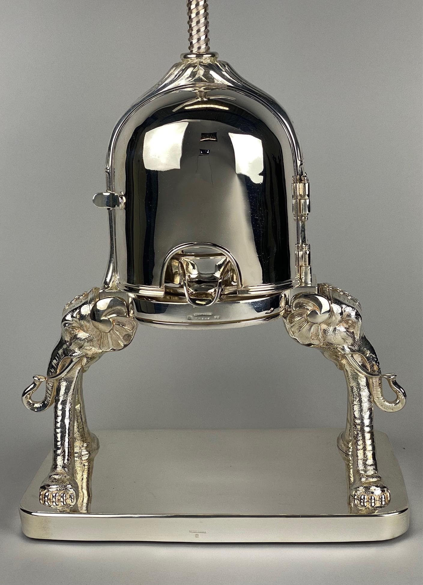 Une belle presse à canard et homard en métal argenté par Cailar&Bayard Paris fait
au tournant du siècle.
Signé.
A.I.C. C'est dans les années 1900.

En parfait état de restauration et de fonctionnement.

Dimensions :

H52 x W35 x D20 cm.
H20.47 x