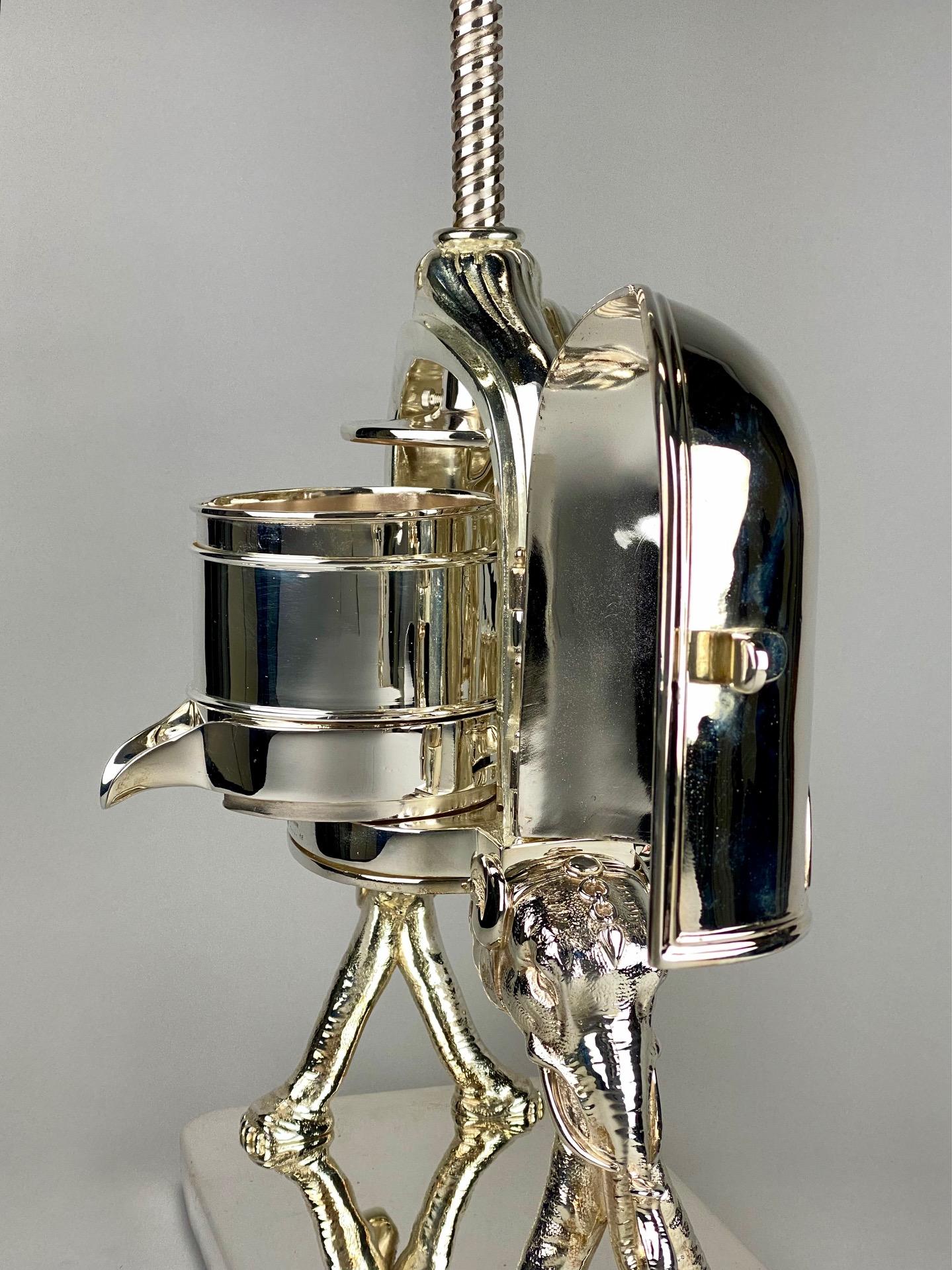 Plaqué argent Une presse de canard et de homard en métal argenté de Cailar&Bayard Paris. en vente