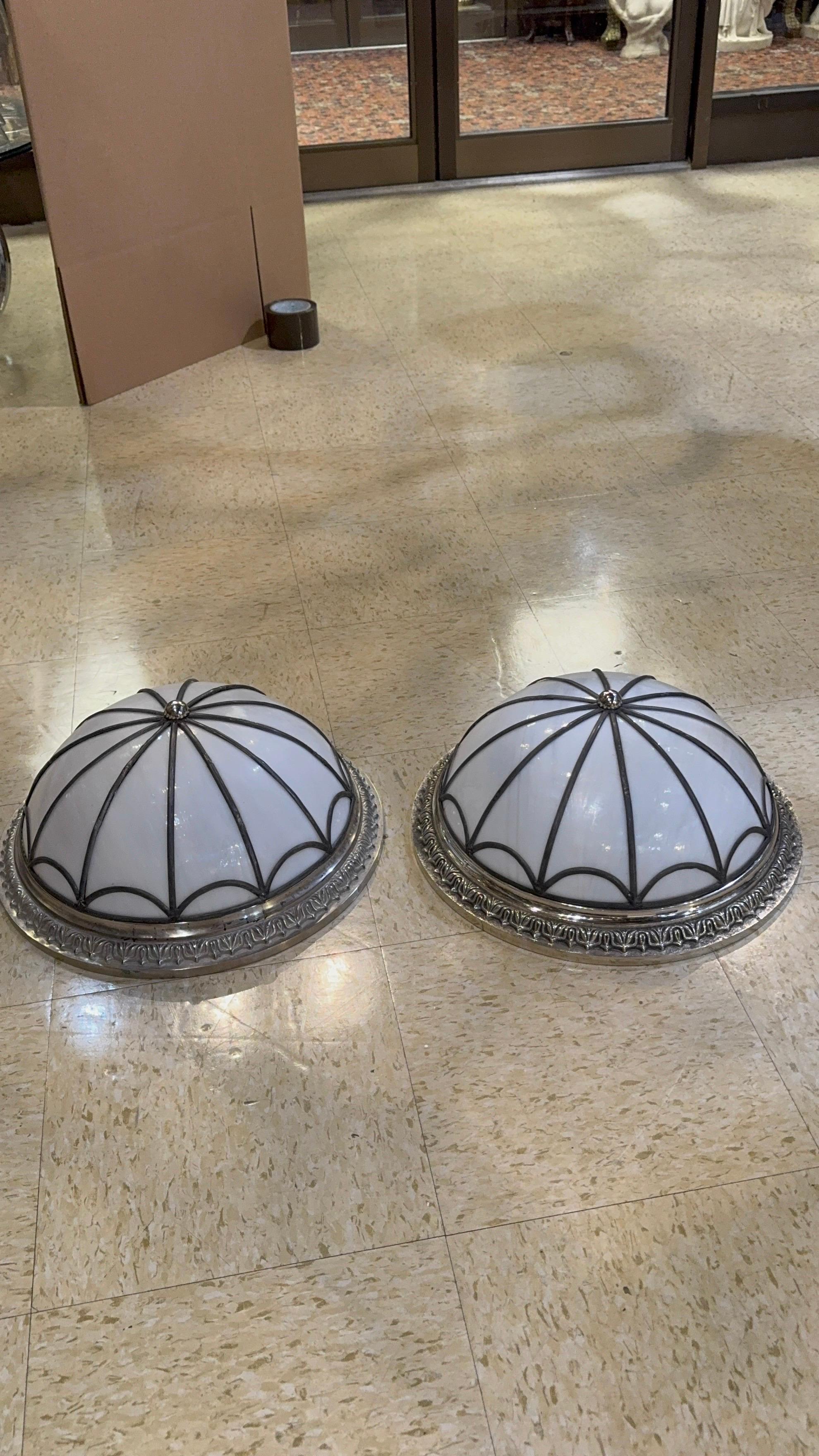 Un oggetto placcato in argento del 1940 circa.
Apparecchio in bronzo e vetro piombato con 3 luci interne