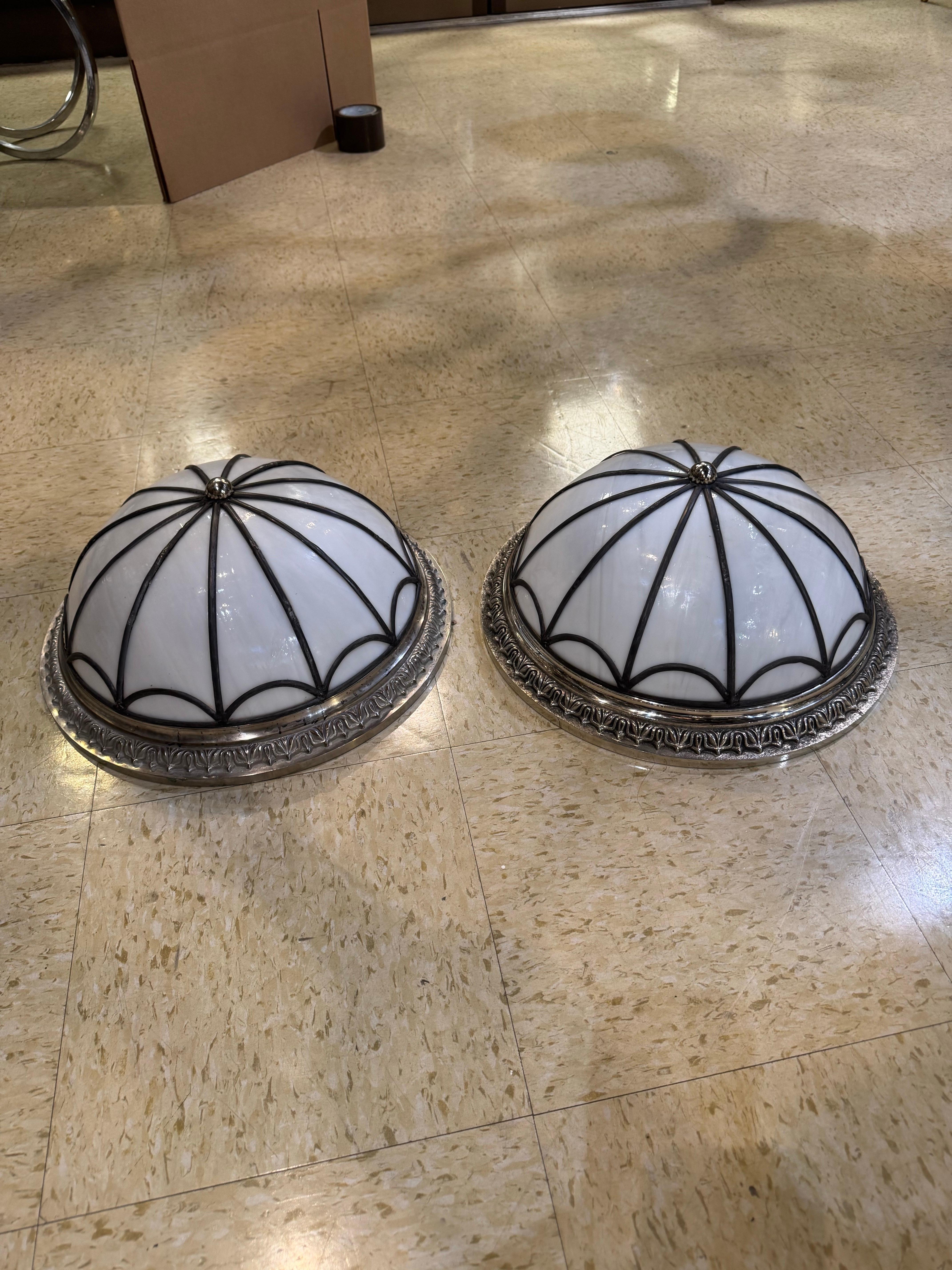 Metà XX secolo Una lampada placcata in argento in vendita