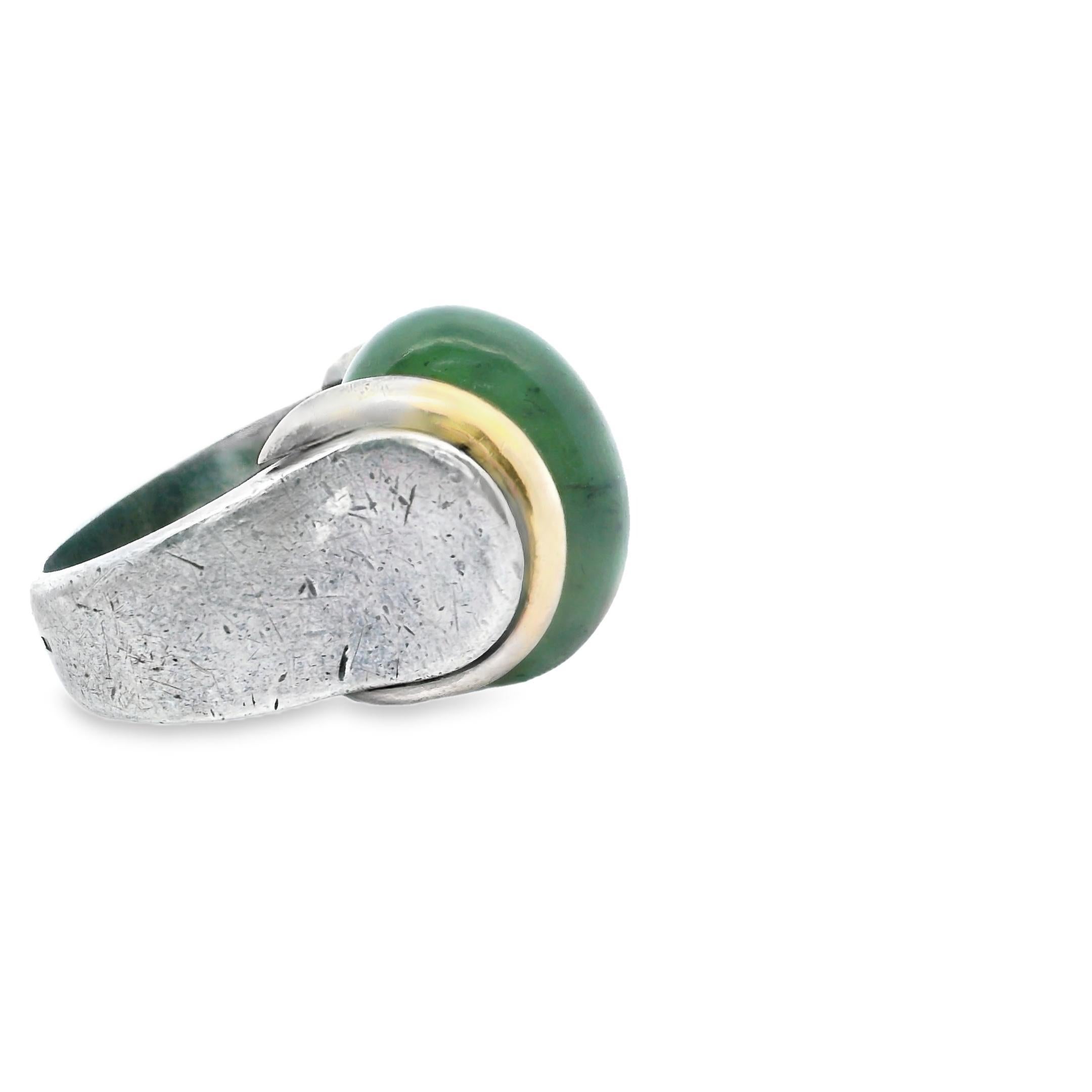 Bague en argent et jade Puiforcat  Circa 1930s

Cette bague remarquable de la célèbre maison française Puiforcat est un exemple audacieux de l'élégance et du raffinement de l'Art déco. En son centre se trouve un jade vert aux teintes riches, dont la
