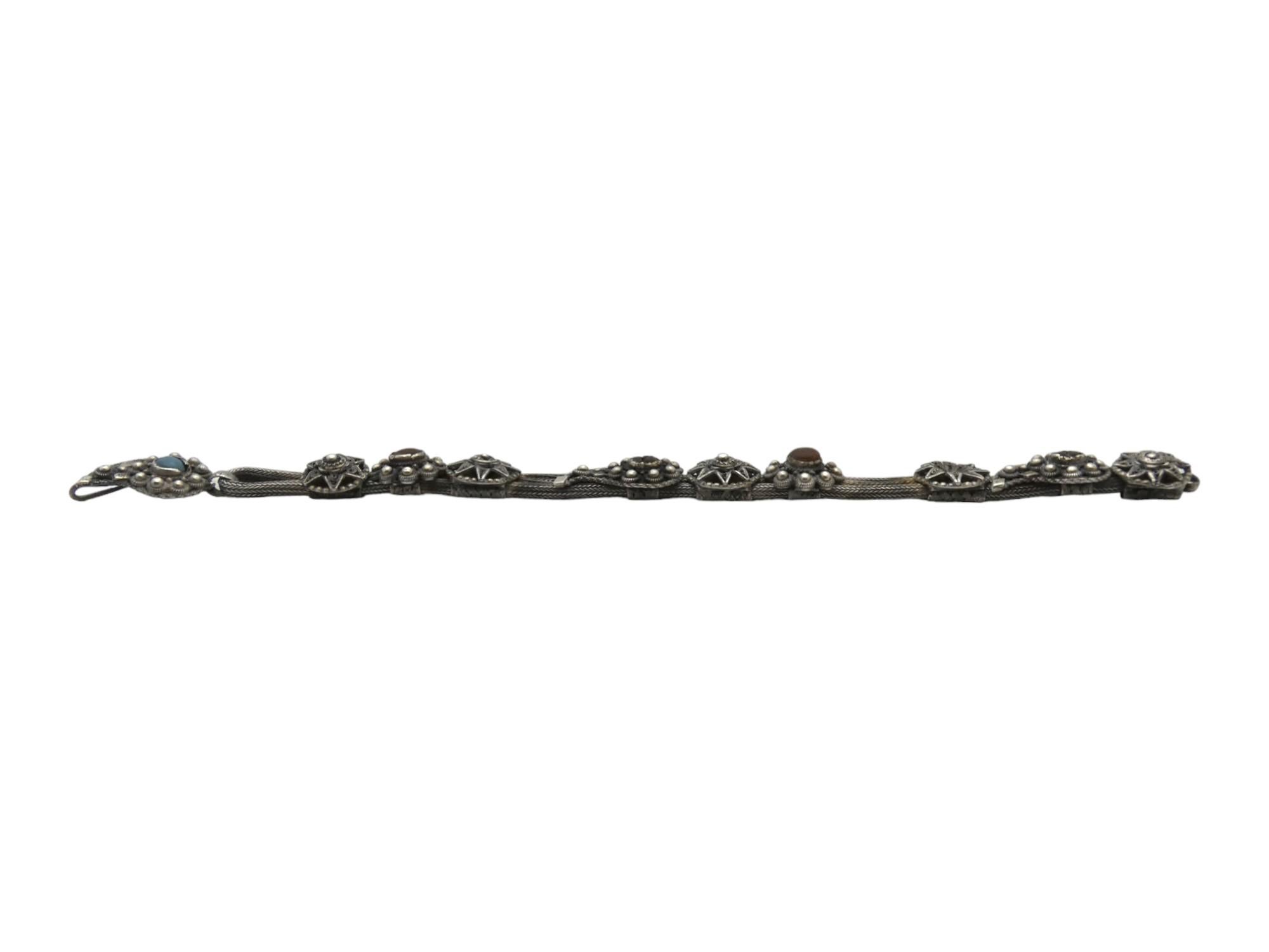 Yemenita Bracciale in argento con corda e medaglione, Gioielli da donna Yemen Circa 1900 in vendita