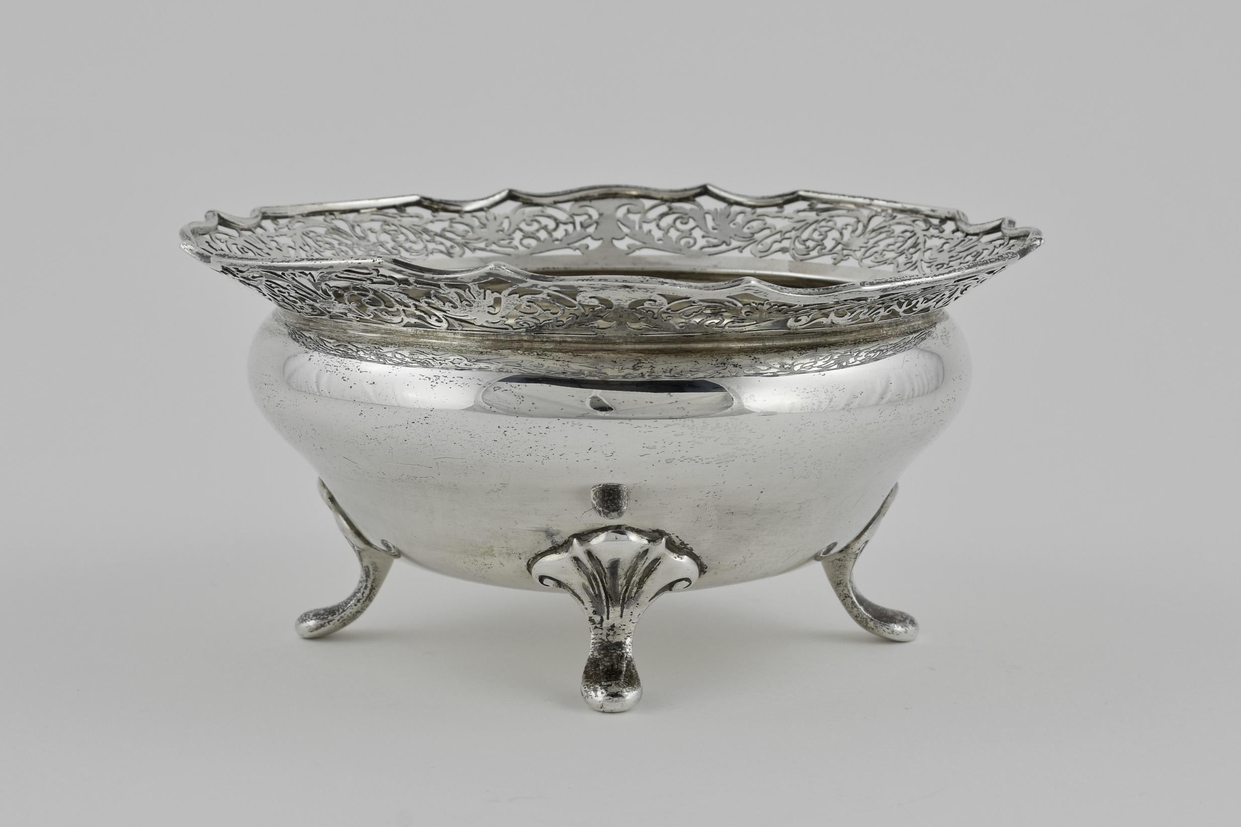 Fully hallmarked in Sheffield 1920 by John and William Deakin. Placed on four feet, this rose bowl has a plain body, yet is  embellished with a charming pierced edge boarder.

Weight: 17.36 oz 