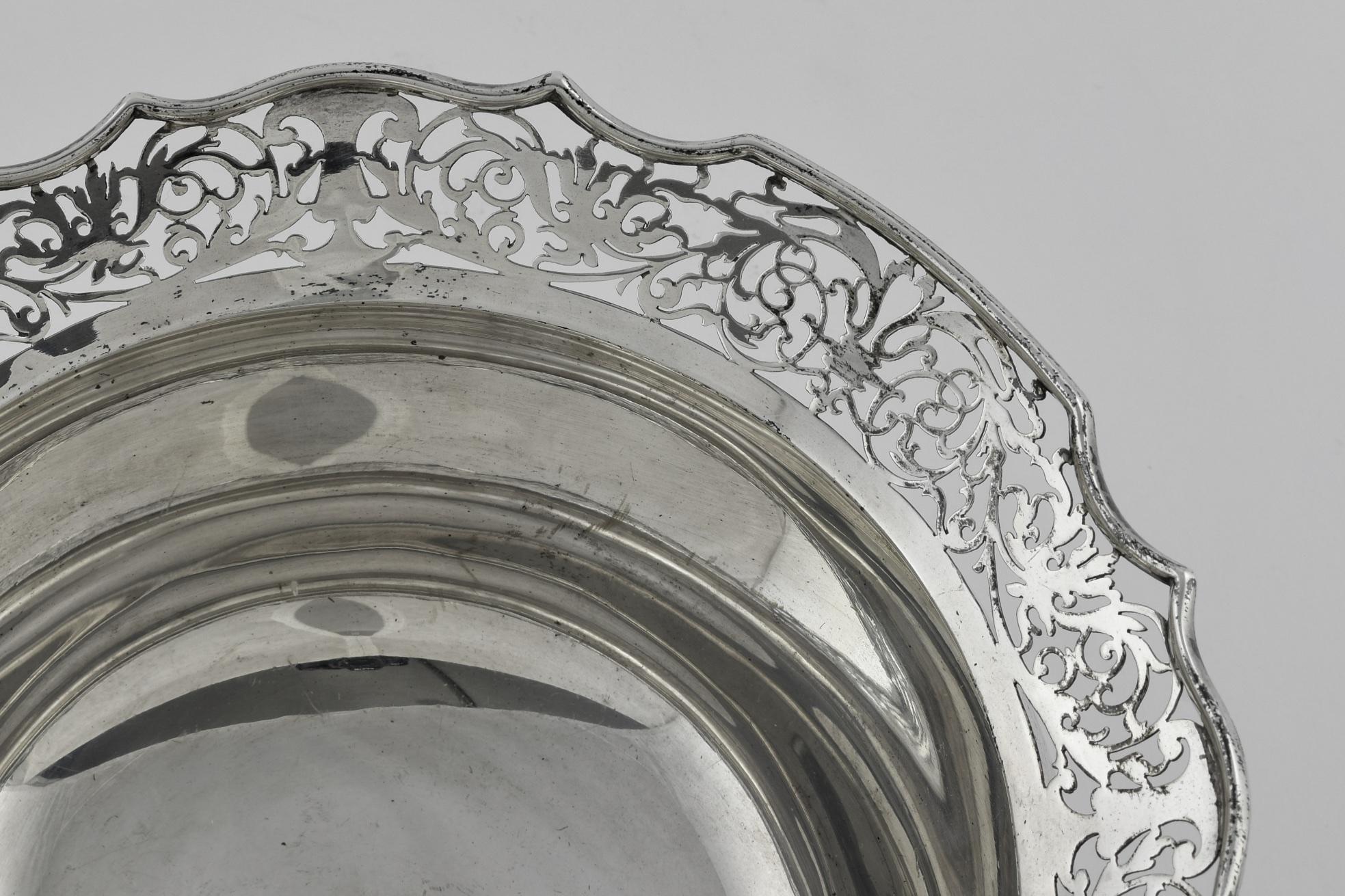 Una ciotola a forma di rosa in argento  In condizioni buone in vendita a London, GB