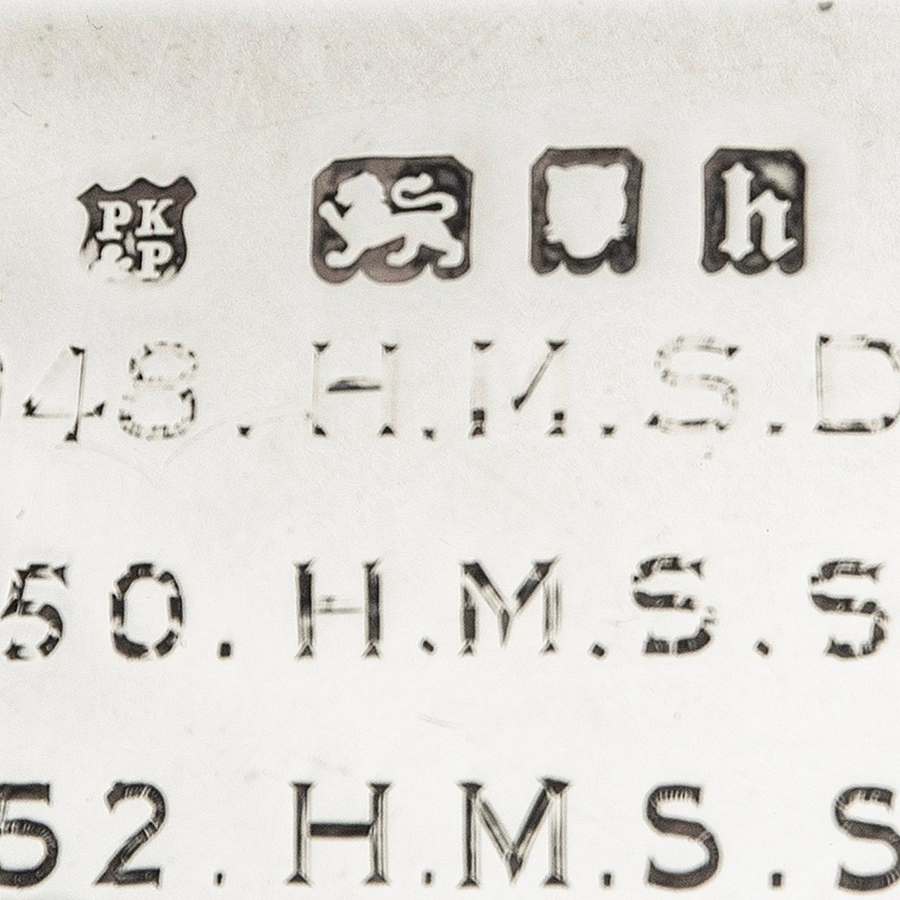 Ein silberner Rennpokal der Royal Navy, präsentiert von der H.M.S. Curaçao, kugelförmige Schale mit zwei quadratischen Henkeln, alle auf einem geknickten Stiel, auf der einen Seite beschriftet 