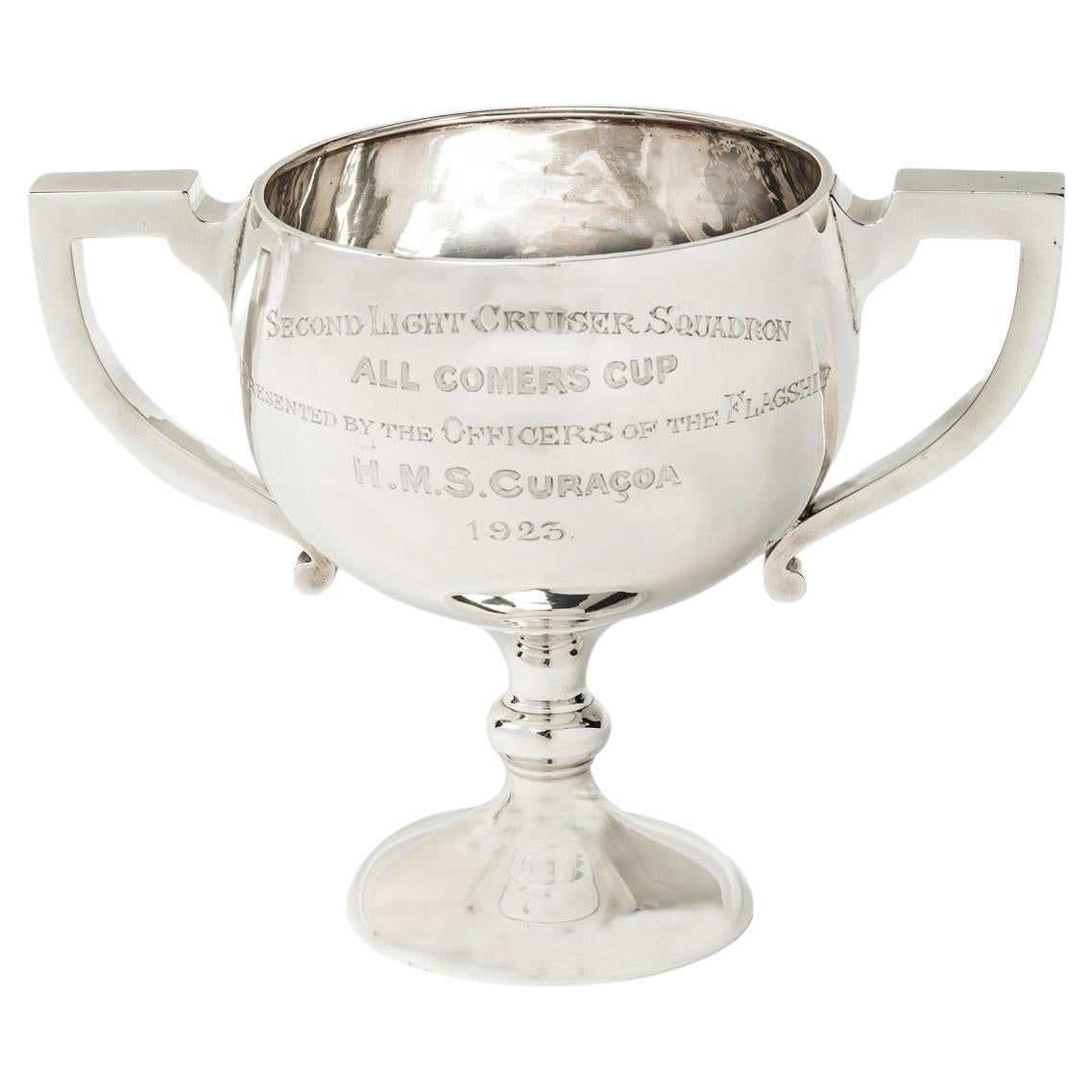 Una copa de carreras de plata de la Royal Navy presentada por el H.M.S. Curaçao en venta