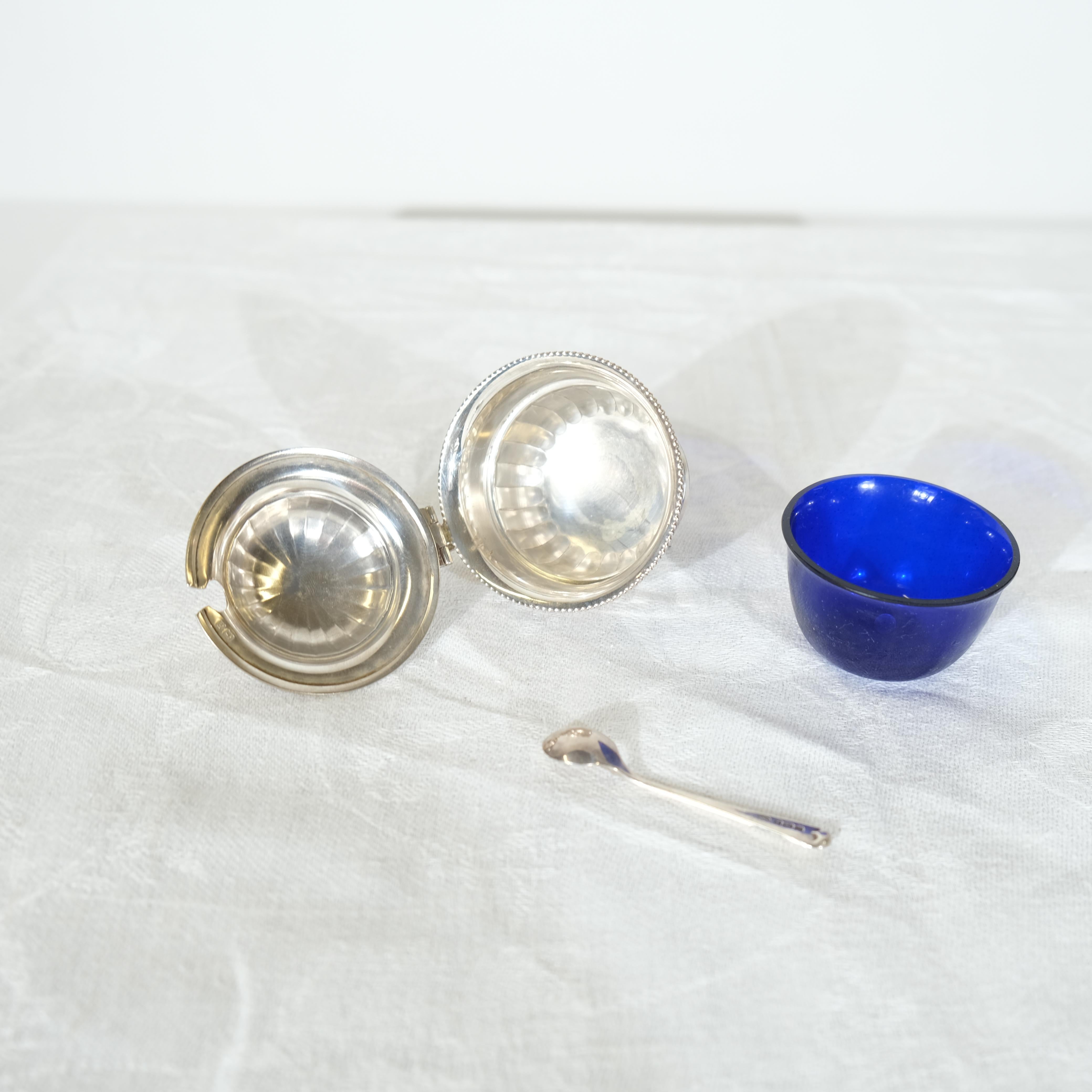 Un service en argent pour le sel, le poivre et la moutarde, etc. The 1932 by the Adie Brothers en vente 5
