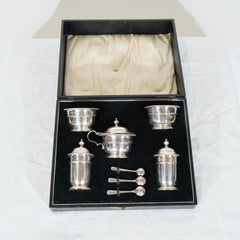Un juego de plata para sal, pimienta y mostaza, etc. Fabricado en 1932 por los Adie Brothers