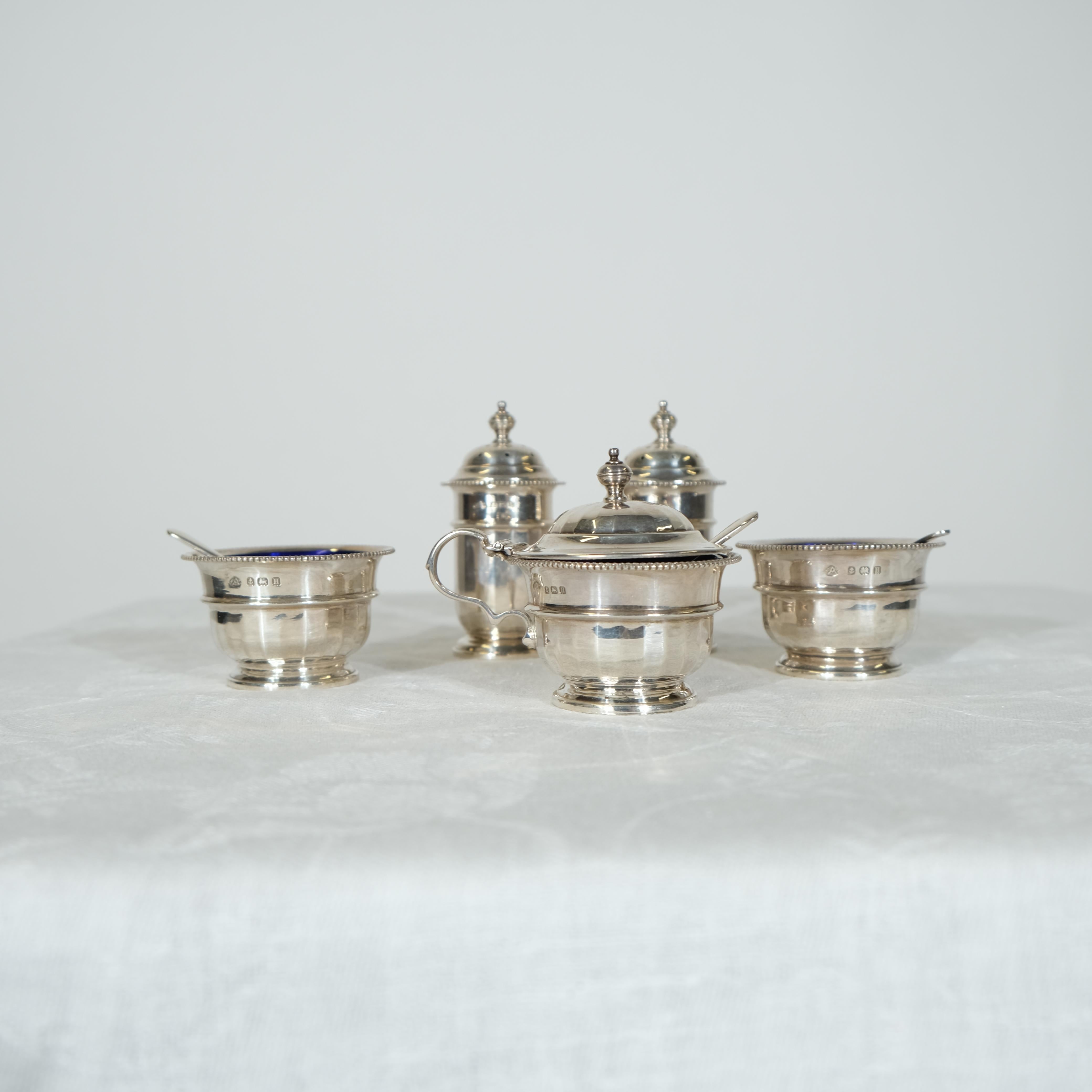 Un service en argent pour le sel, le poivre et la moutarde, etc. The 1932 by the Adie Brothers Bon état - En vente à Stockholm, SE