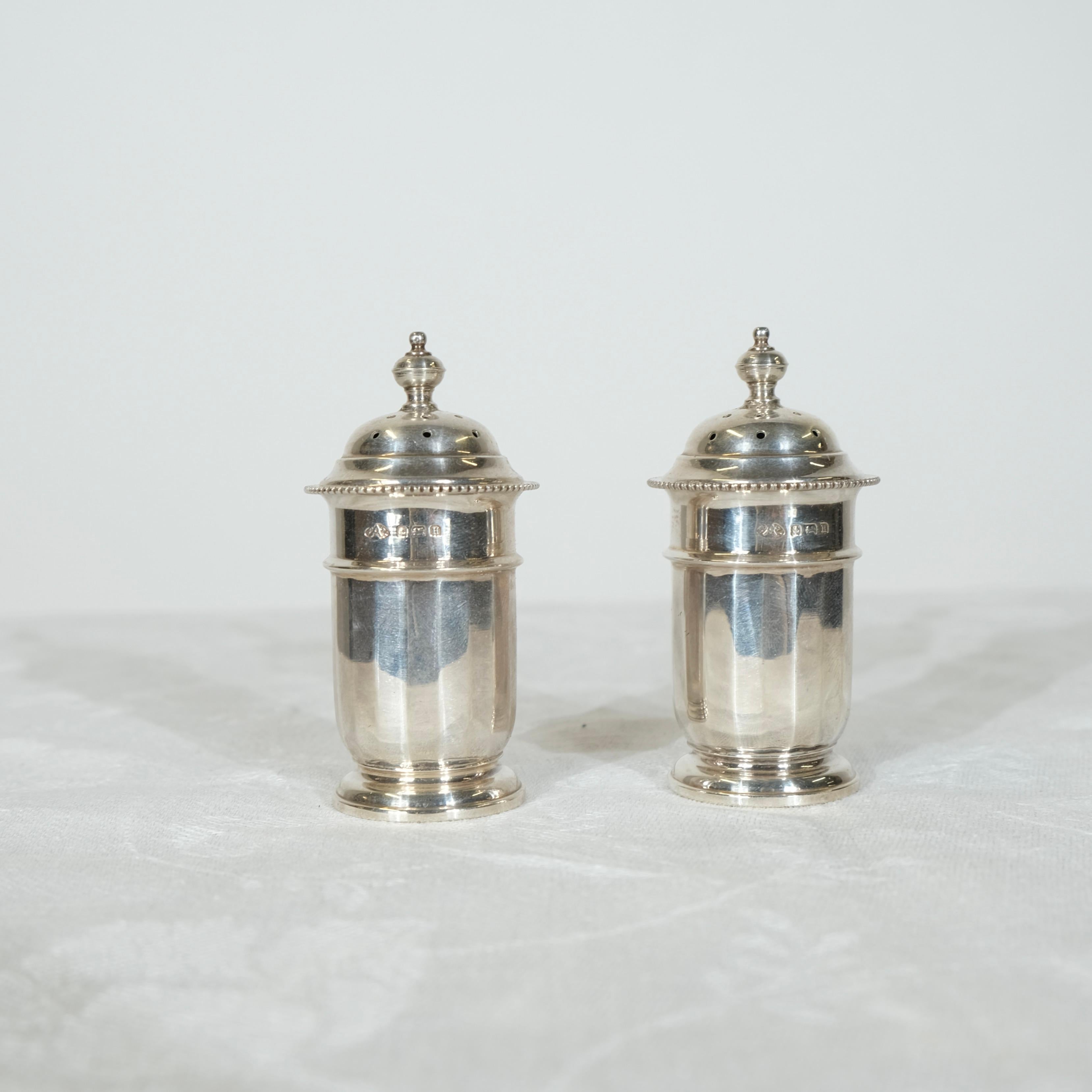 Un service en argent pour le sel, le poivre et la moutarde, etc. The 1932 by the Adie Brothers en vente 2