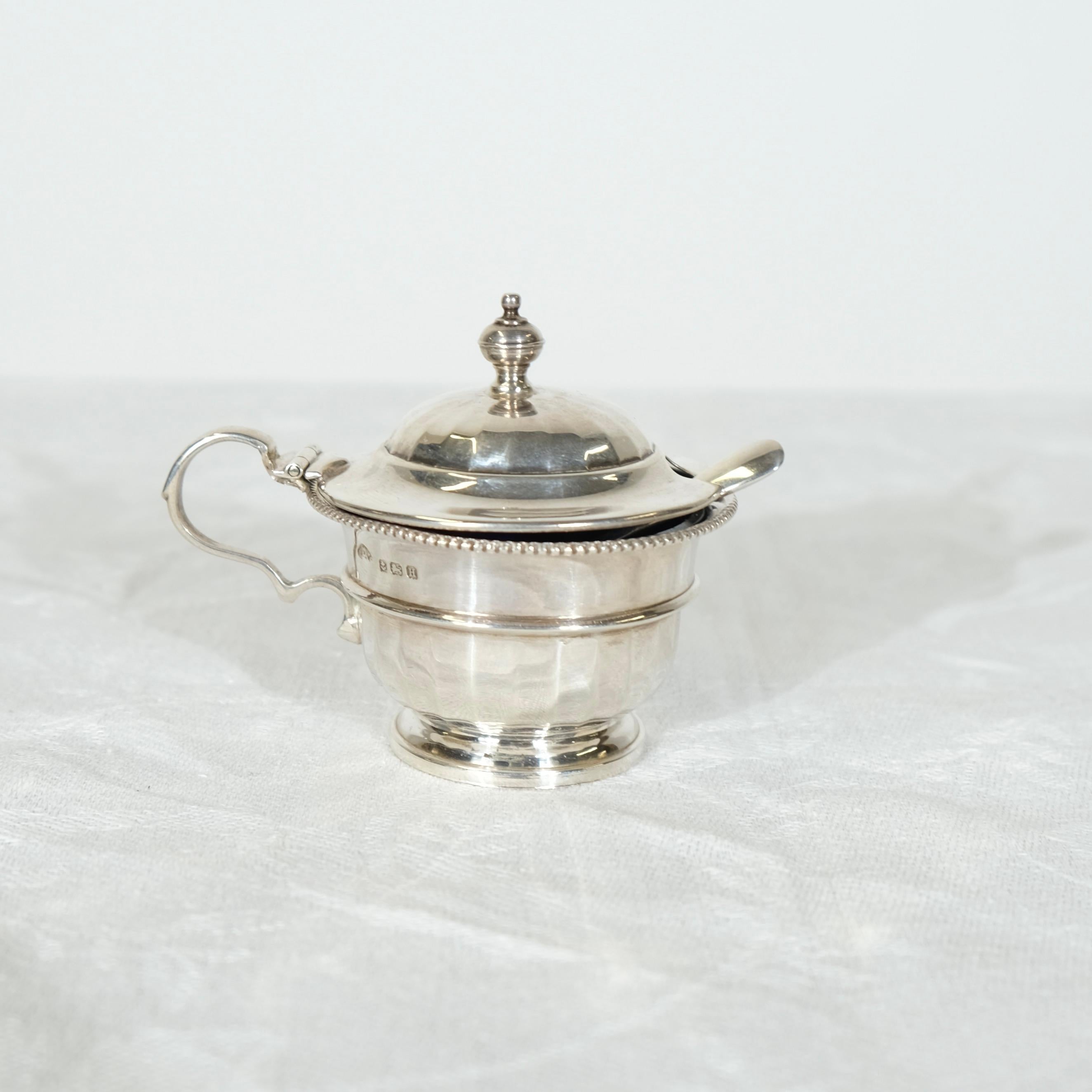 Un service en argent pour le sel, le poivre et la moutarde, etc. The 1932 by the Adie Brothers en vente 3