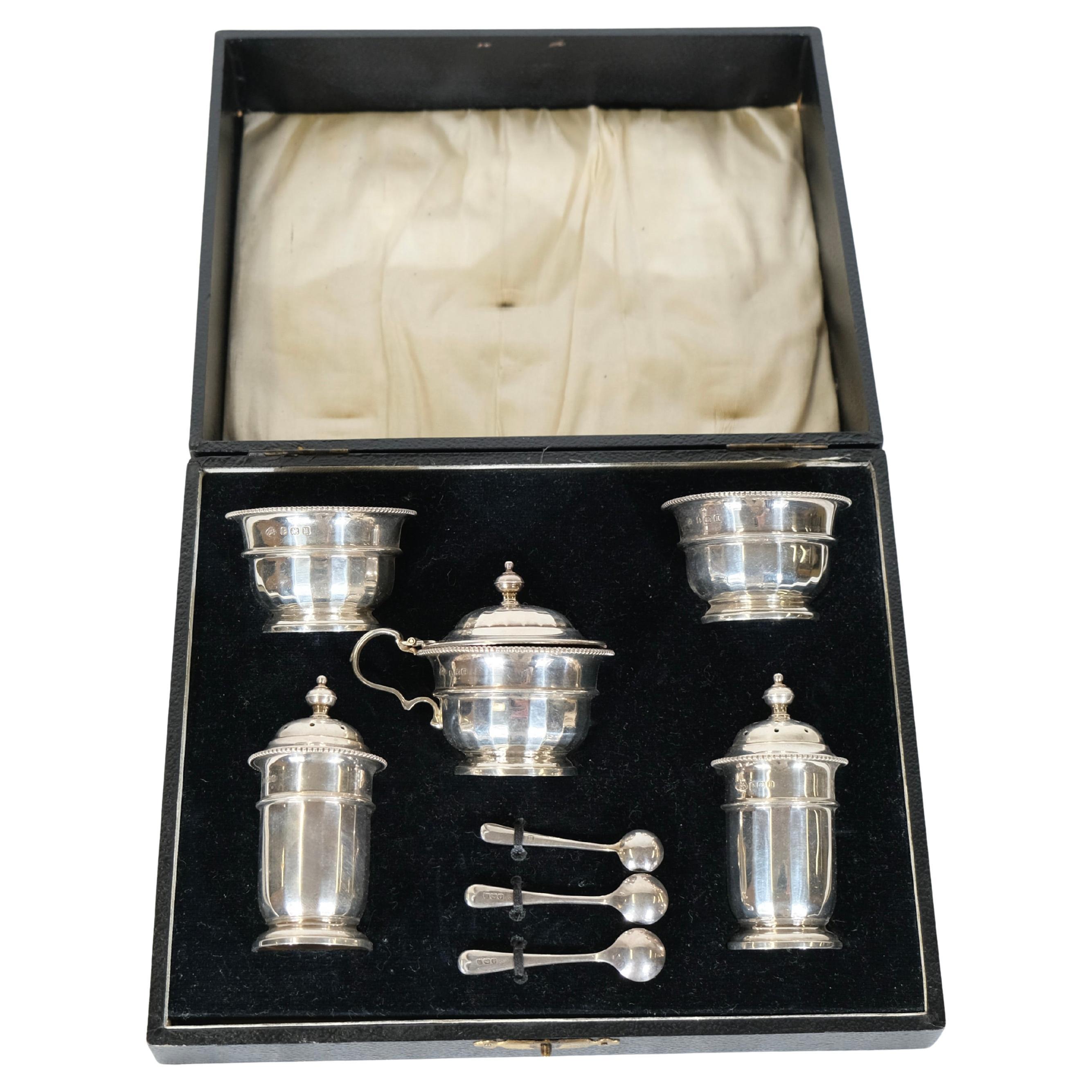 Un service en argent pour le sel, le poivre et la moutarde, etc. The 1932 by the Adie Brothers