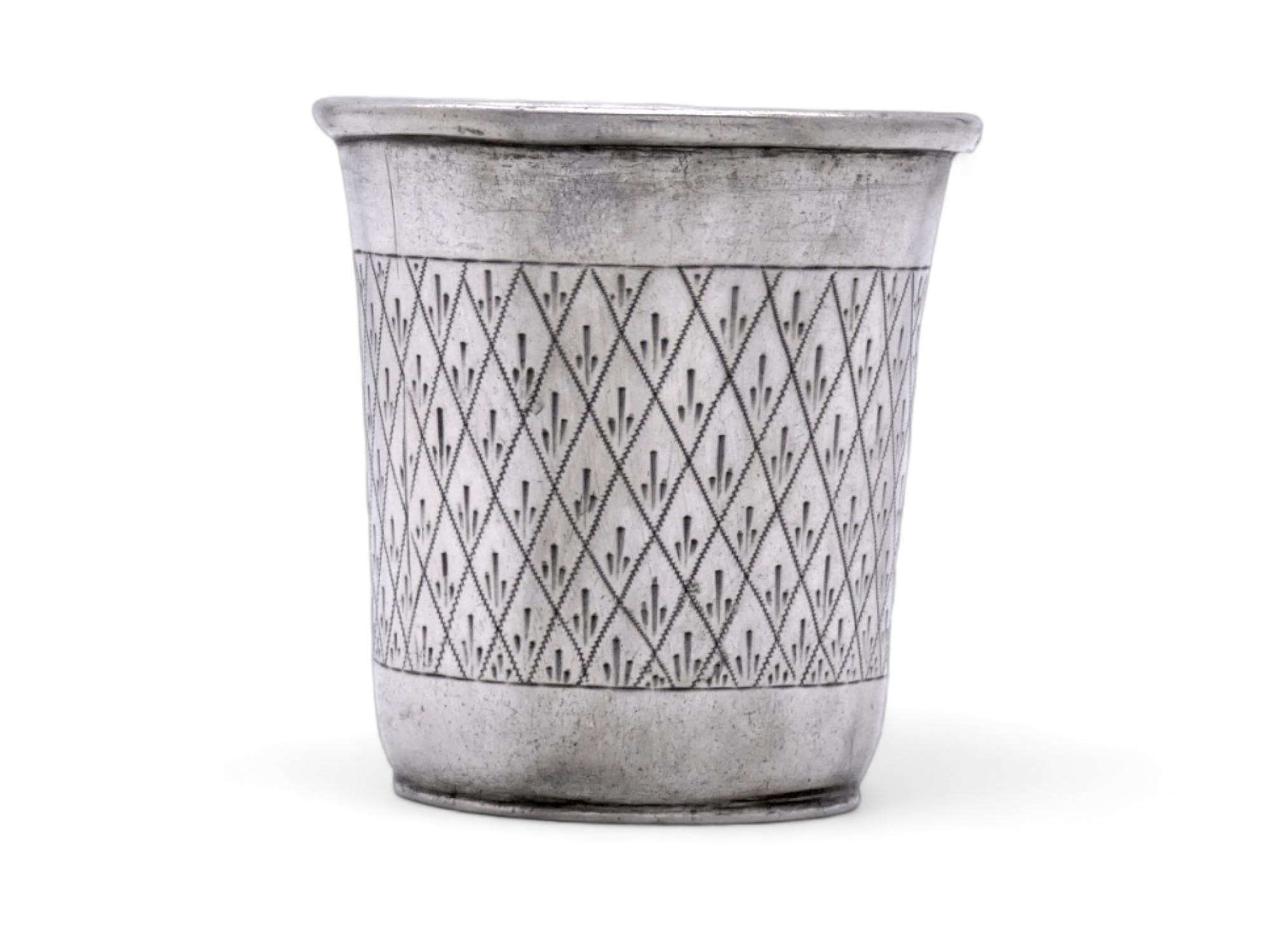 Una tazza da Shabbat in argento di arte popolare, realizzata in Polonia nel XIX secolo.

Questa coppa cerimoniale d'argento era destinata all'uso per lo Shabbat, come inciso sul cartiglio centrale, e apparentemente non era destinata al kiddush a