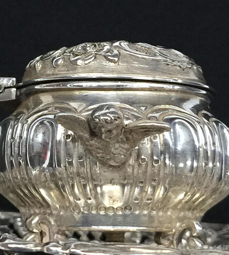 XX secolo Calamaio olandese del secolo scorso in argento con una scena di case e un mulino a vento in vendita