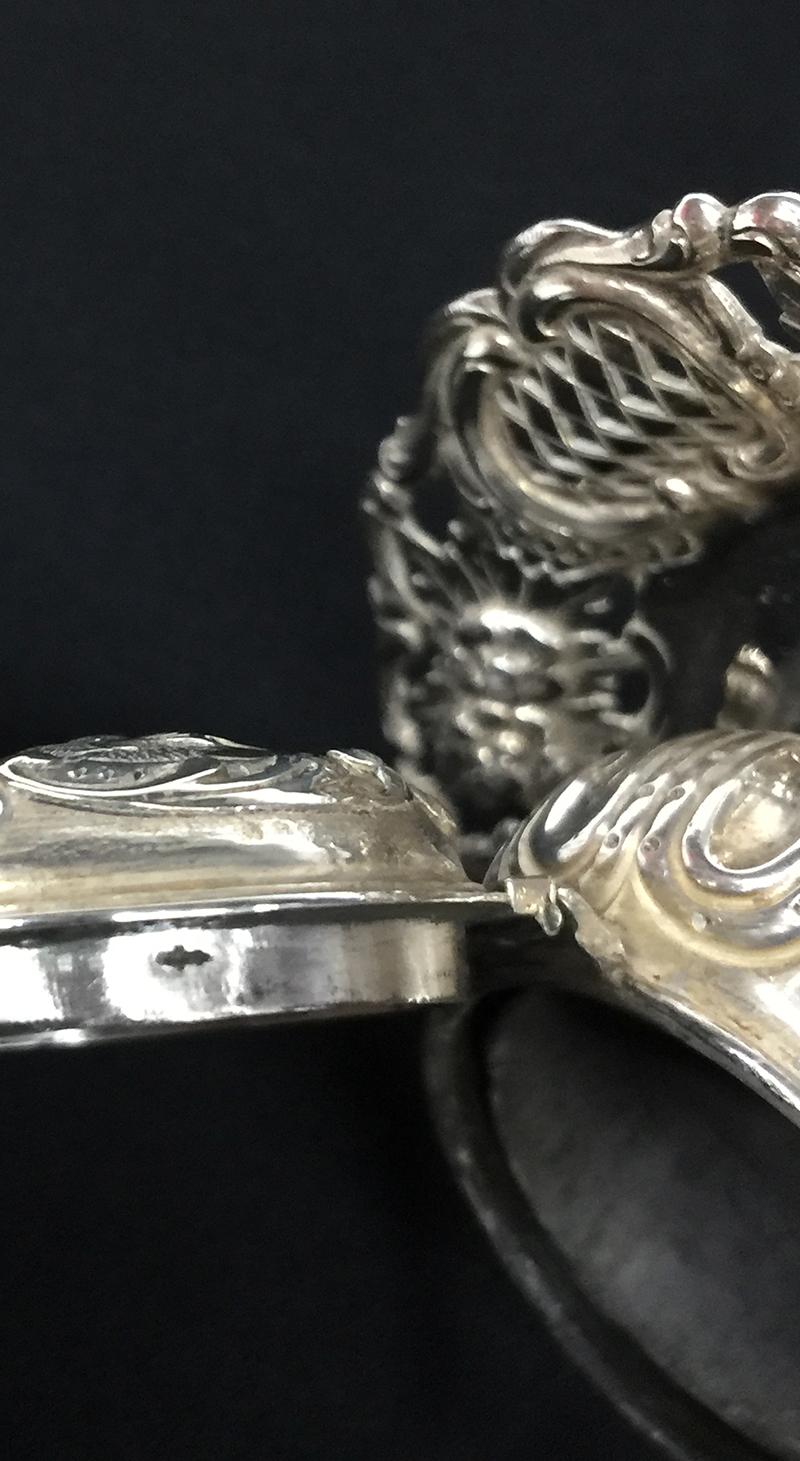 Calamaio olandese del secolo scorso in argento con una scena di case e un mulino a vento in vendita 2